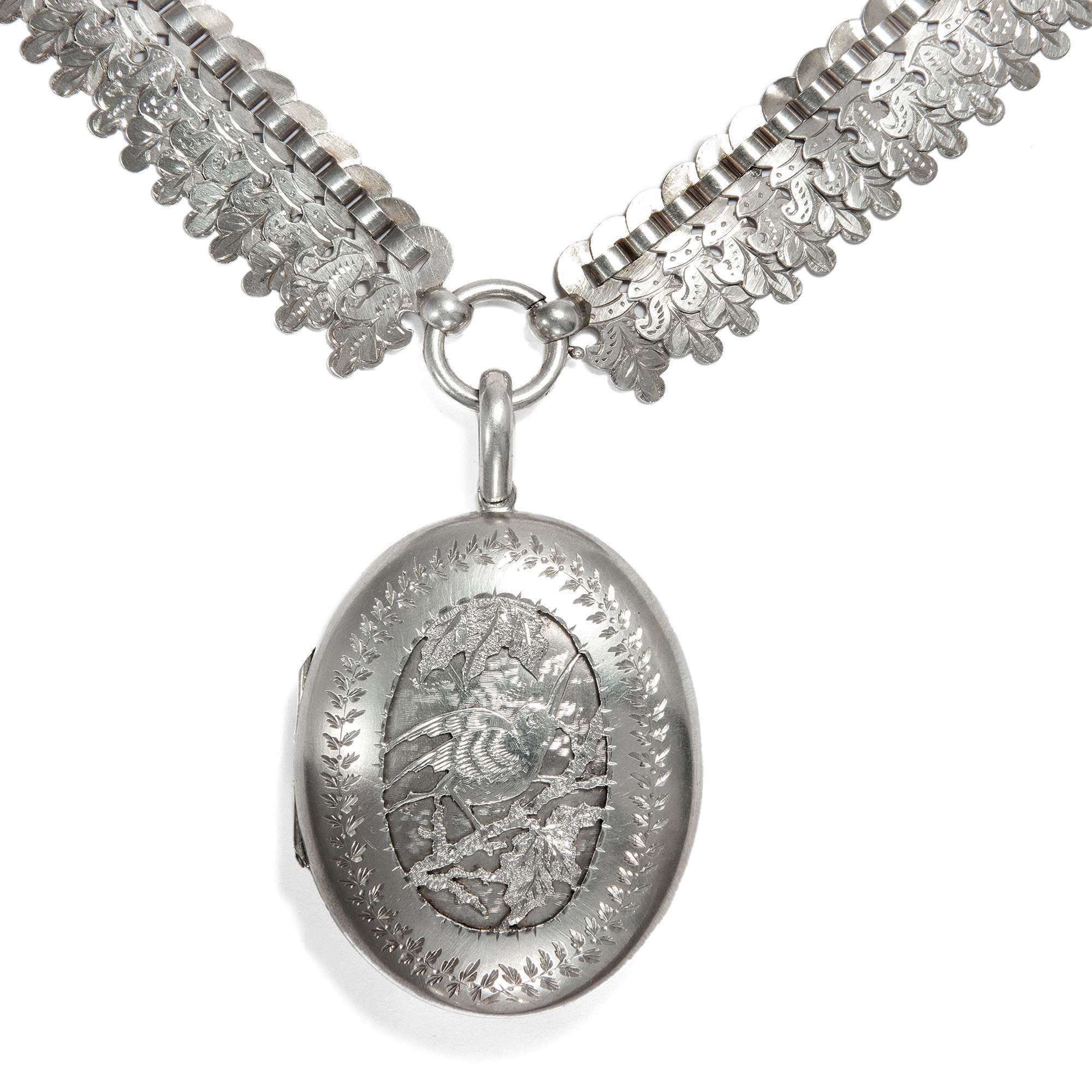 605067-hofer-antikschmuck-xBreite-viktorianische-Silberkette-mit-Medaillon-Anhaenger-England-um-1880-Kommt-ein-Vogel-geflogen_1