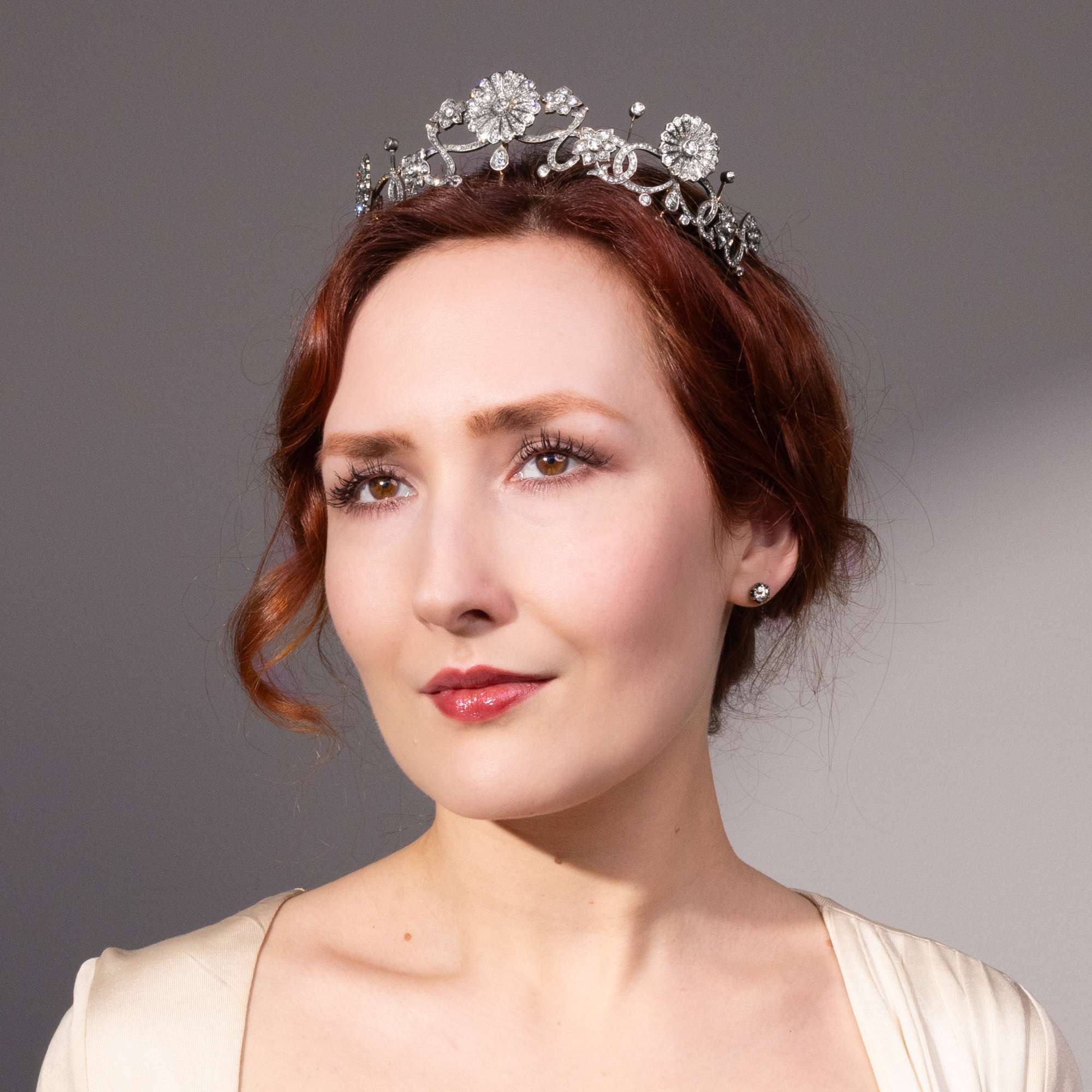 605131-hofer-antikschmuck-Prachtvolles-Diadem-mit-16-76-ct-Diamanten-in-Gold-und-Silber-um-1890-Ewiger-Blumenkranz