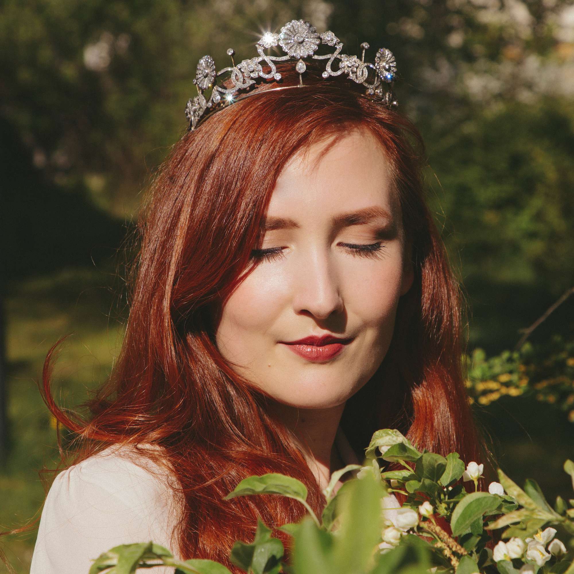 605131-hofer-antikschmuck-Prachtvolles-Diadem-mit-ct-Diamanten-in-Gold-und-Silber-um-1890-Ewiger-Blumenkranz