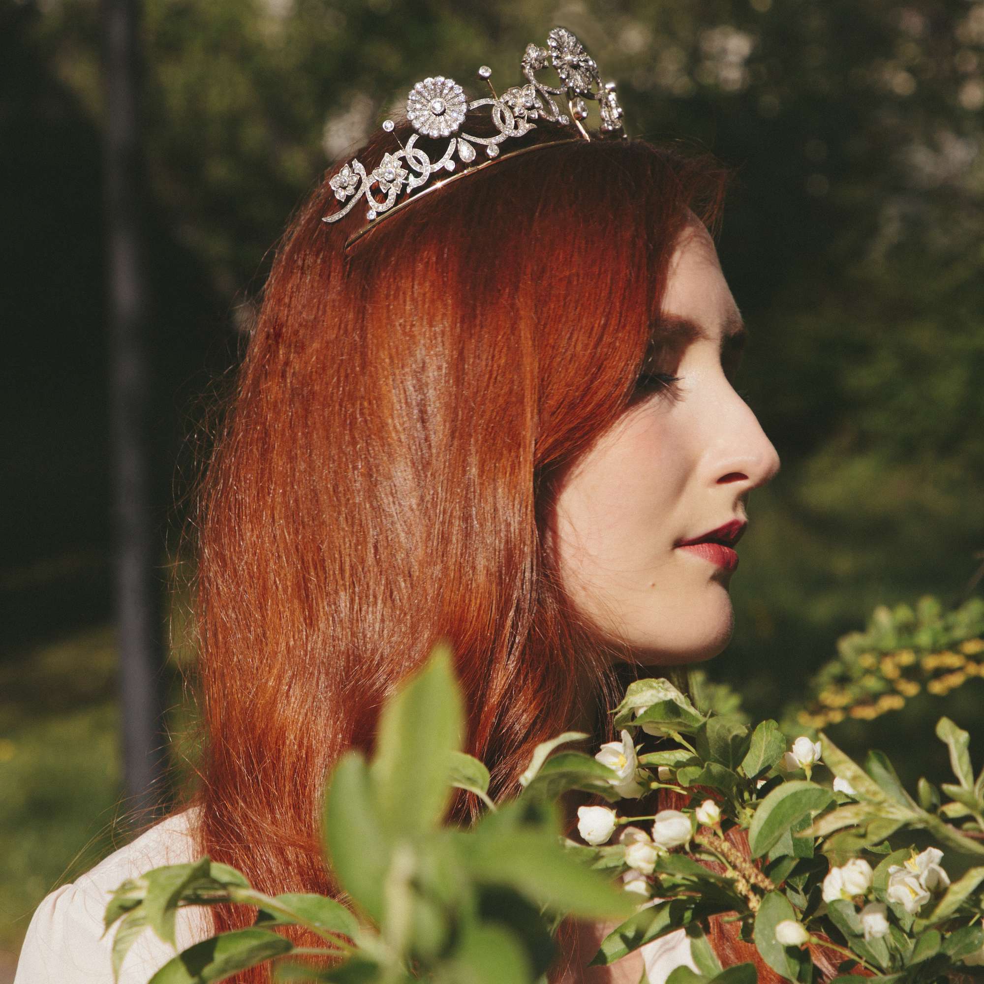 605131-hofer-antikschmuck-Prachtvolles-Diadem-mit-ct-Diamanten-in-Gold-und-Silber-um-1890-Ewiger-Blumenkranz_1