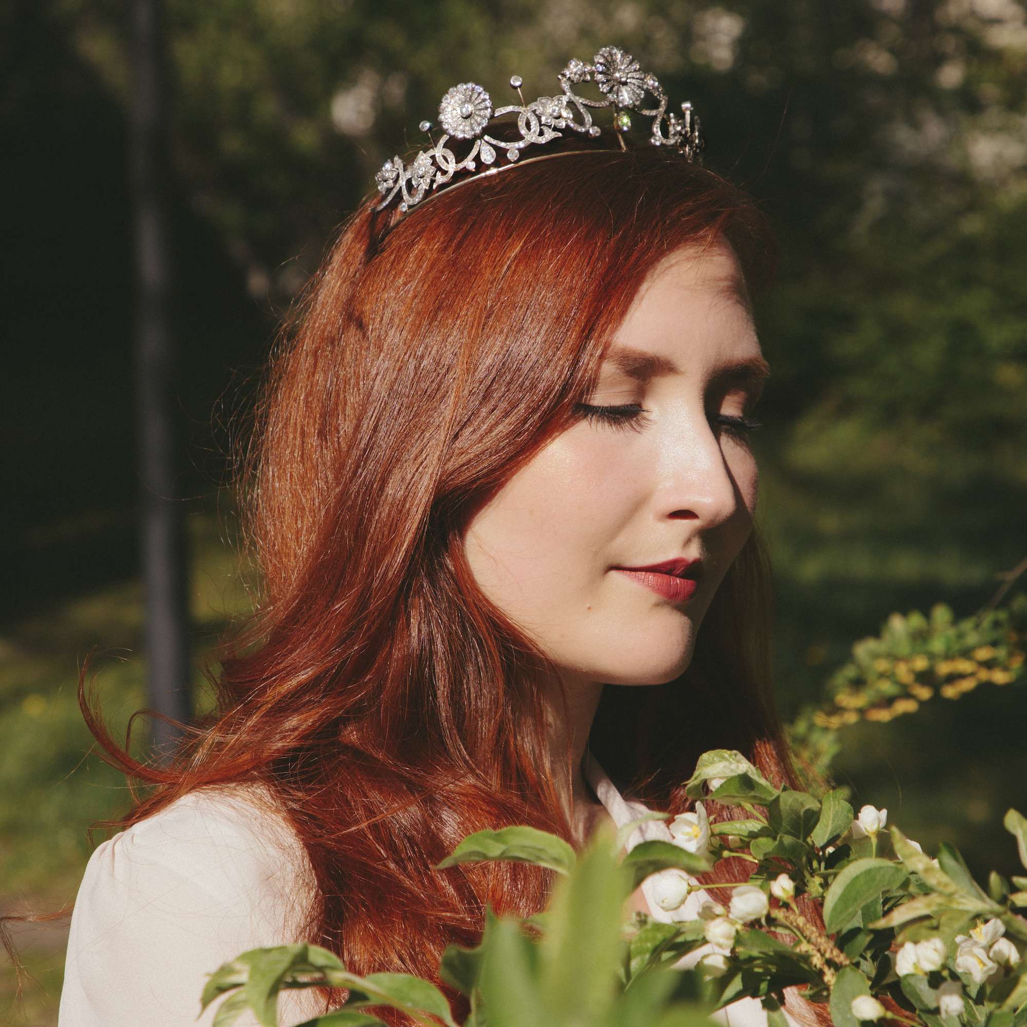 605131-hofer-antikschmuck-Prachtvolles-Diadem-mit-ct-Diamanten-in-Gold-und-Silber-um-1890-Ewiger-Blumenkranz_2