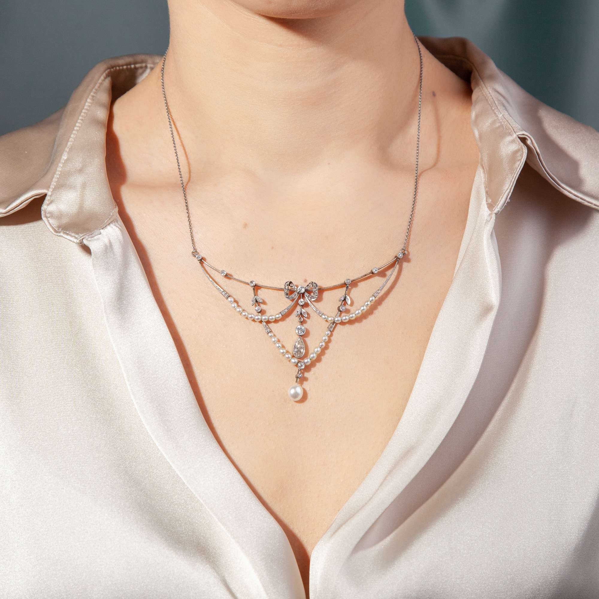 606872-hofer-antikschmuck-Zartes-Collier-mit-Diamanten-und-Naturperlen-in-Gold-und-Platin-um-1905-Diamanten-und-Champagner_1