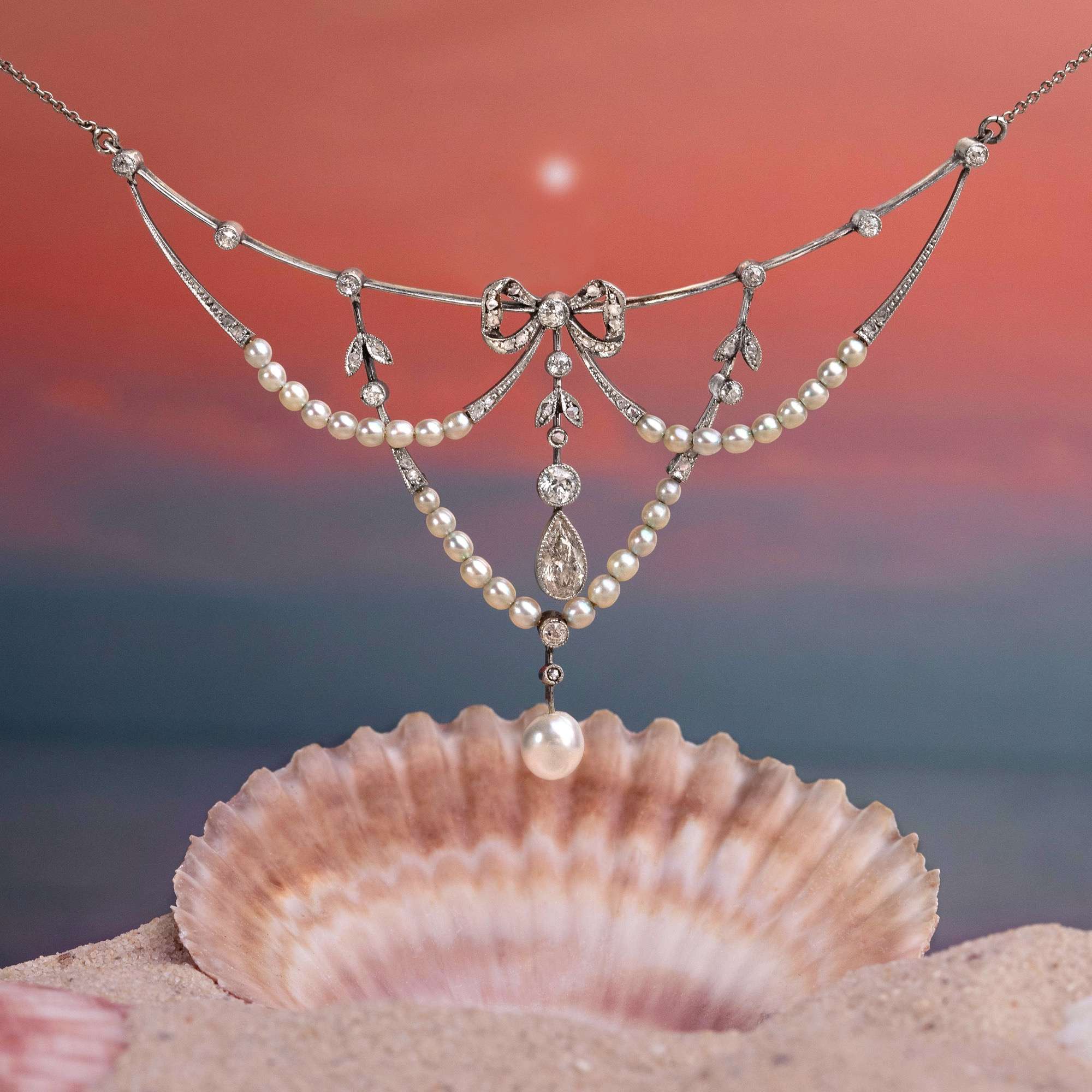 606872-hofer-antikschmuck-Zartes-Collier-mit-Diamanten-und-Naturperlen-in-Gold-und-Platin-um-1905-Diamanten-und-Champagner_2