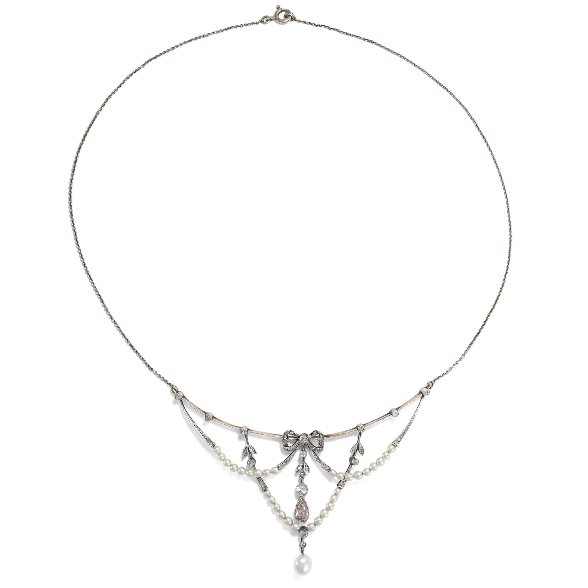 606872-hofer-antikschmuck-Zartes-Collier-mit-Diamanten-und-Naturperlen-in-Gold-und-Silber-um-1900-Diamanten-und-Champagner