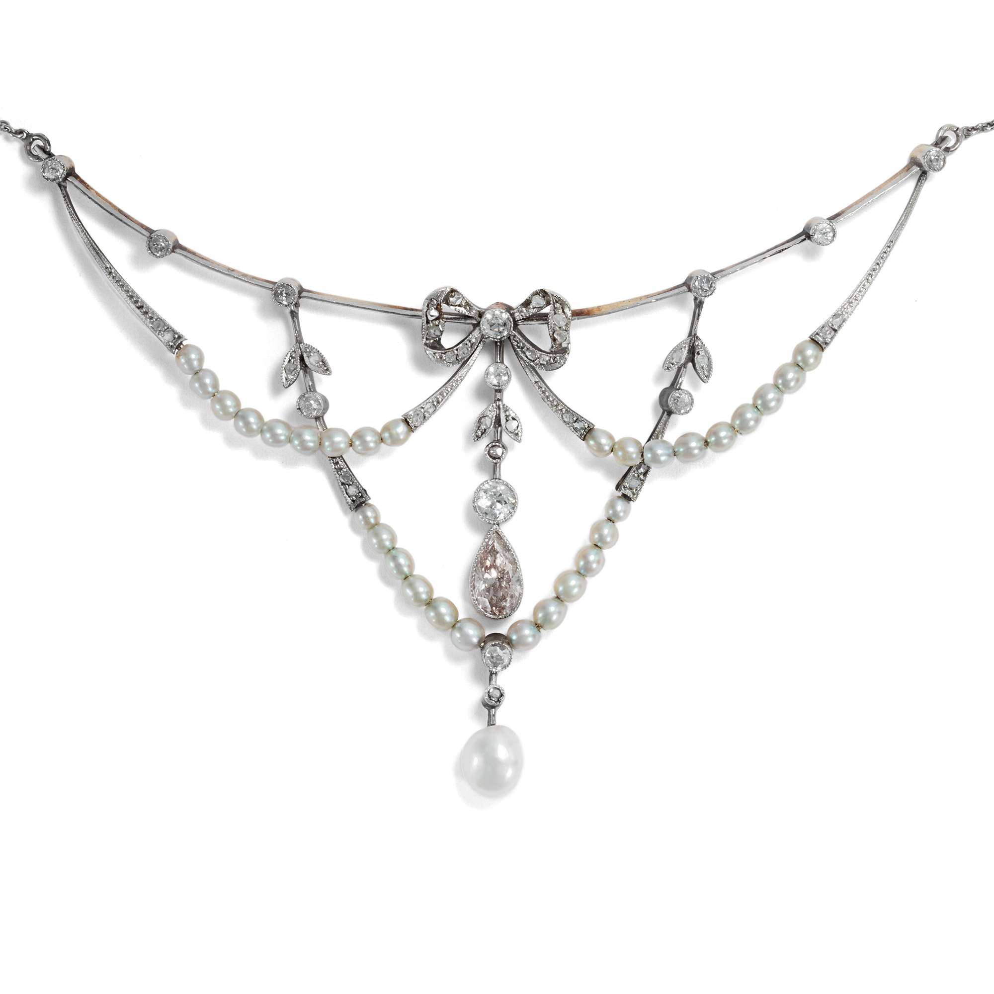 606872-hofer-antikschmuck-Zartes-Collier-mit-Diamanten-und-Naturperlen-in-Gold-und-Silber-um-1900-Diamanten-und-Champagner_1