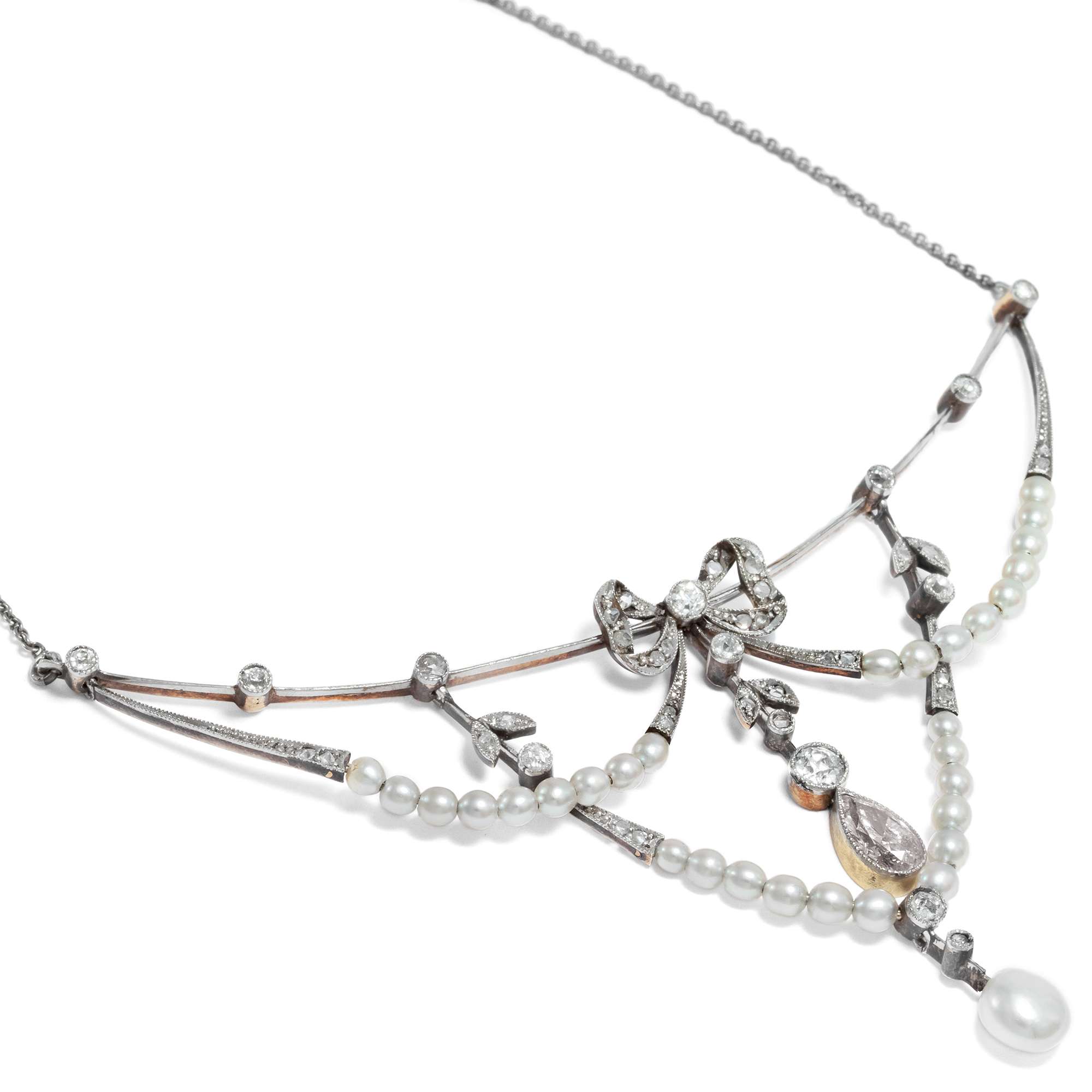 606872-hofer-antikschmuck-Zartes-Collier-mit-Diamanten-und-Naturperlen-in-Gold-und-Silber-um-1900-Diamanten-und-Champagner_2