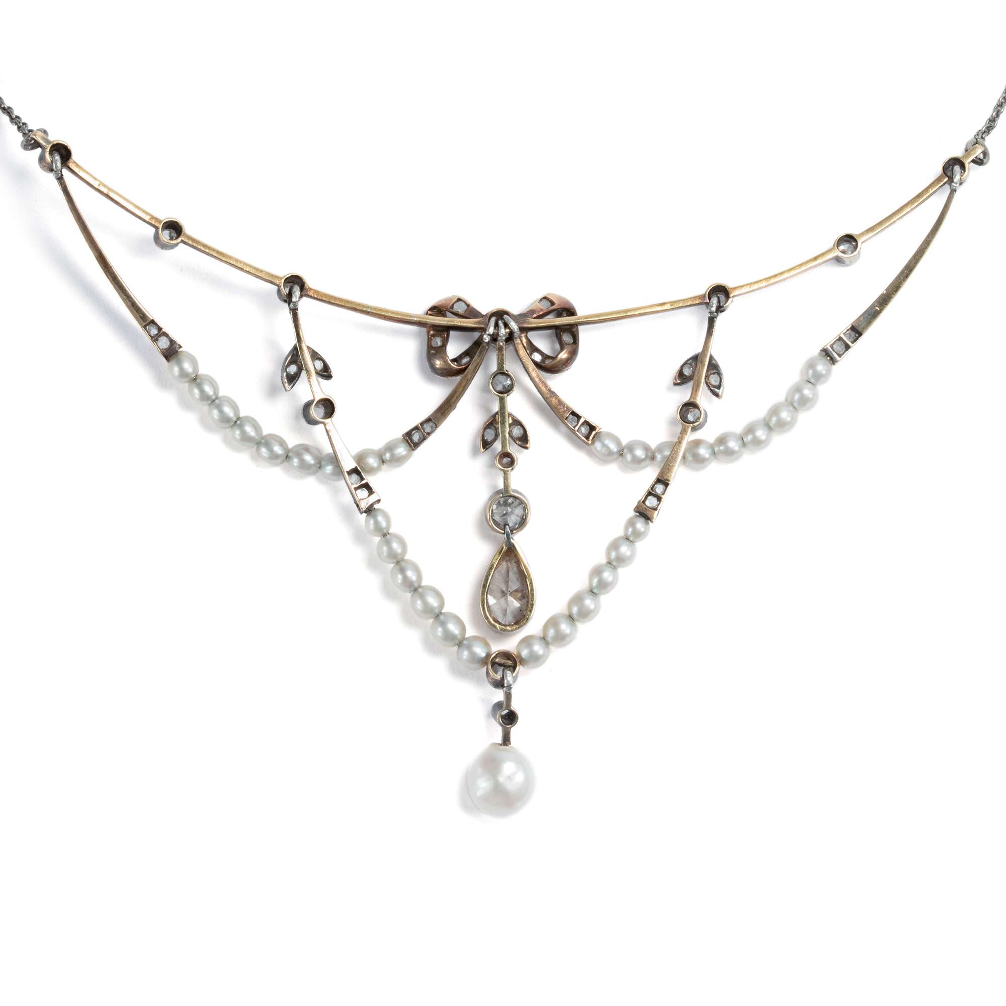 606872-hofer-antikschmuck-Zartes-Collier-mit-Diamanten-und-Naturperlen-in-Gold-und-Silber-um-1900-Diamanten-und-Champagner_4