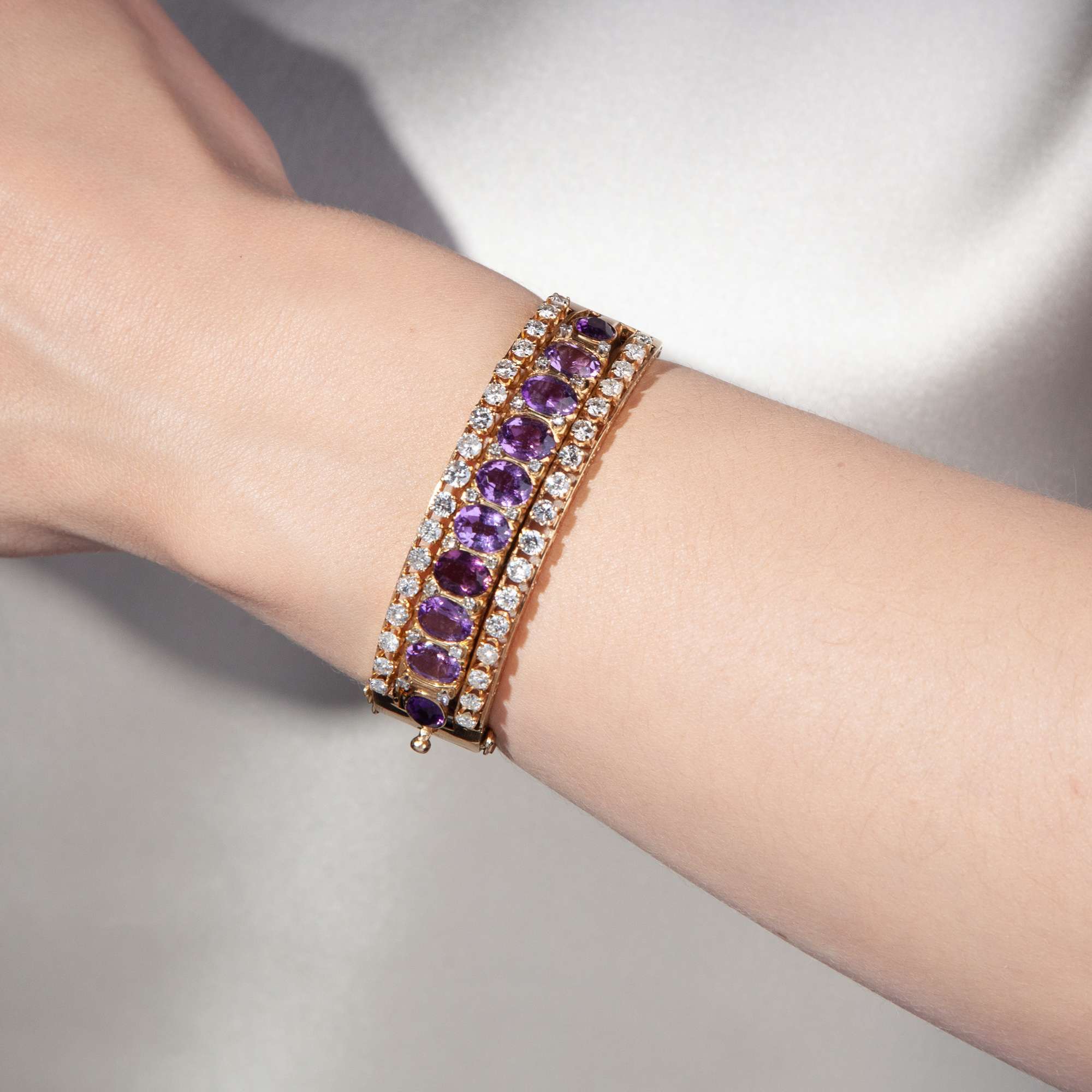 610320-hofer-antikschmuck-Kostbarer-vintage-Armreif-mit-Amethysten-und-Diamanten-um-1970-Kraft-der-Farben
