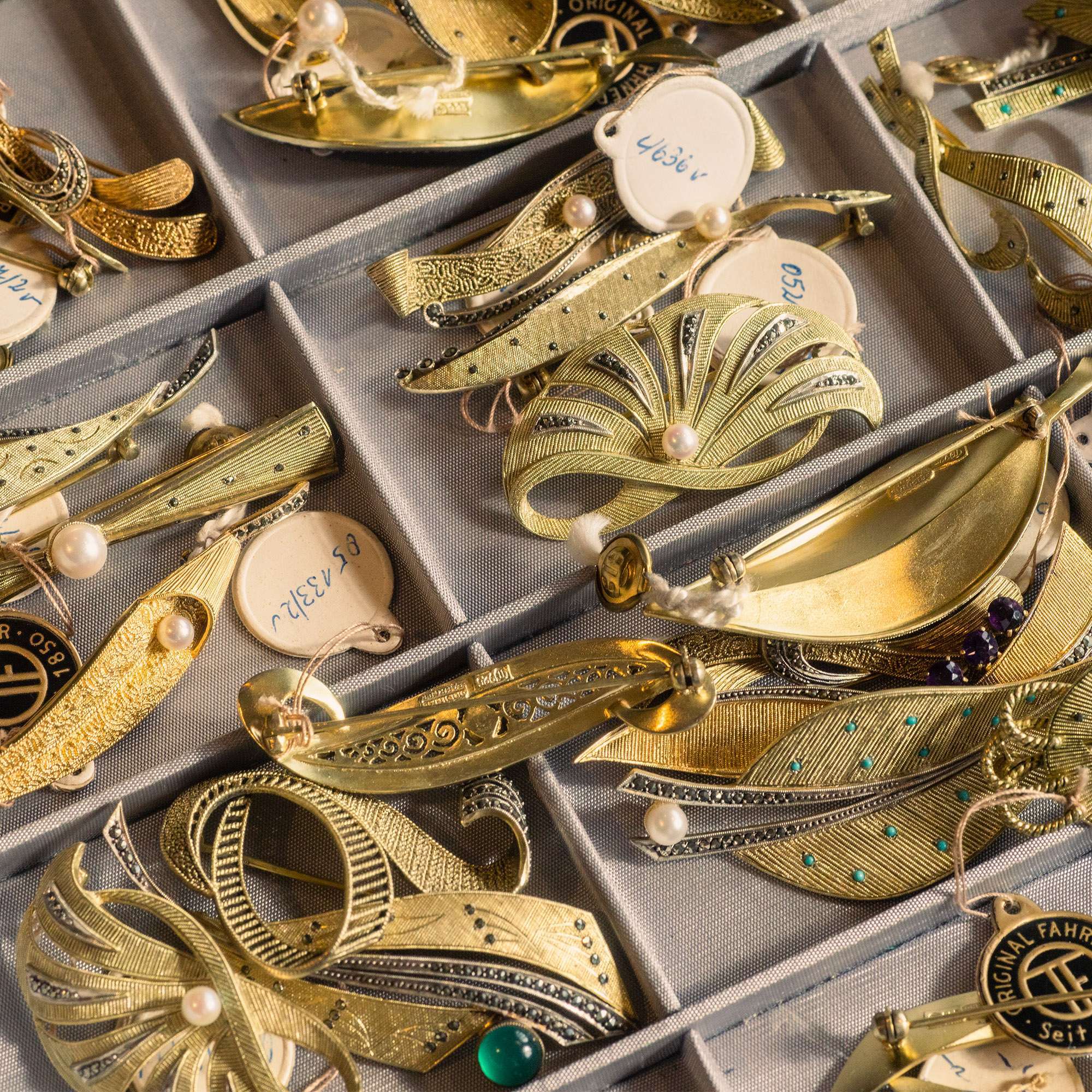 613376-hofer-antikschmuck-yGlamouroese-Ohrclips-in-vergoldetem-Silber-von-Theodor-Fahrner-1950er-Jahre-Goldfaecher