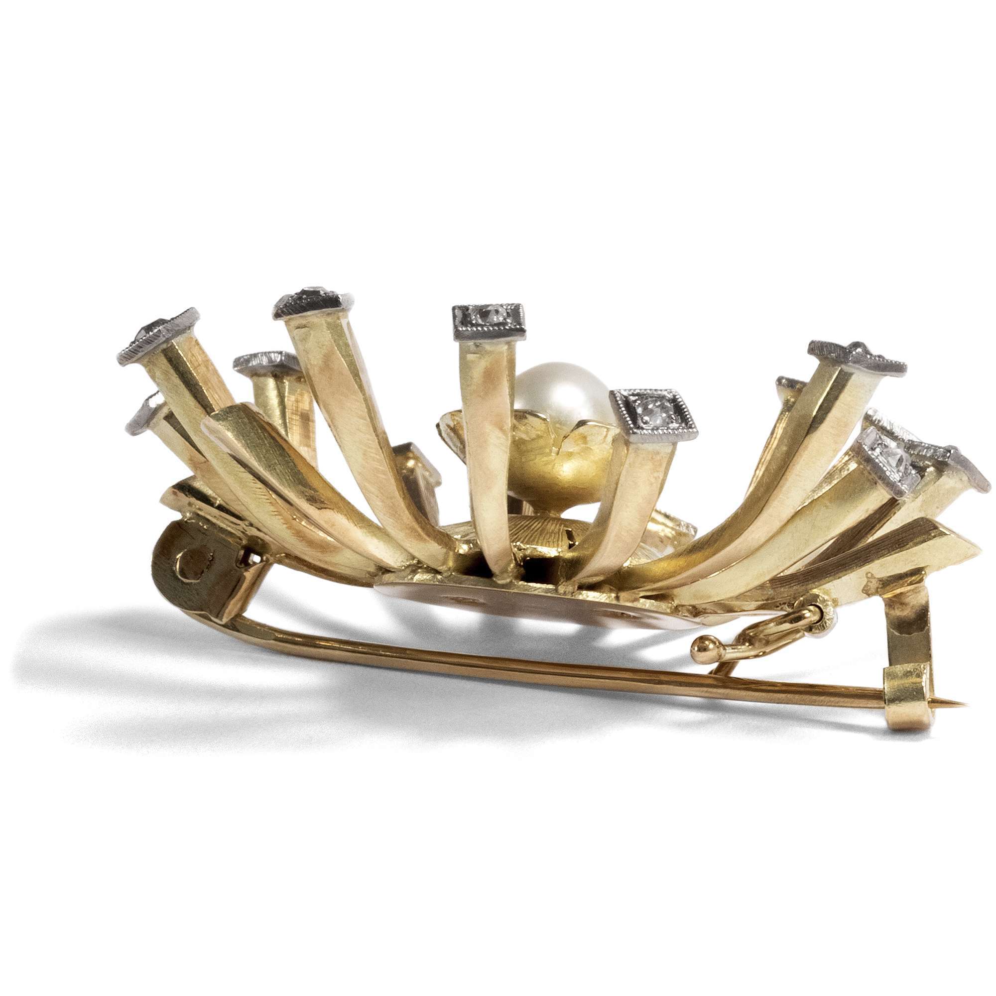 616239-hofer-antikschmuck-Expressive-vintage-Brosche-mit-Perle-und-Diamanten-in-Gold-Deutschland-um-1960-Goldene-Zeiten_1