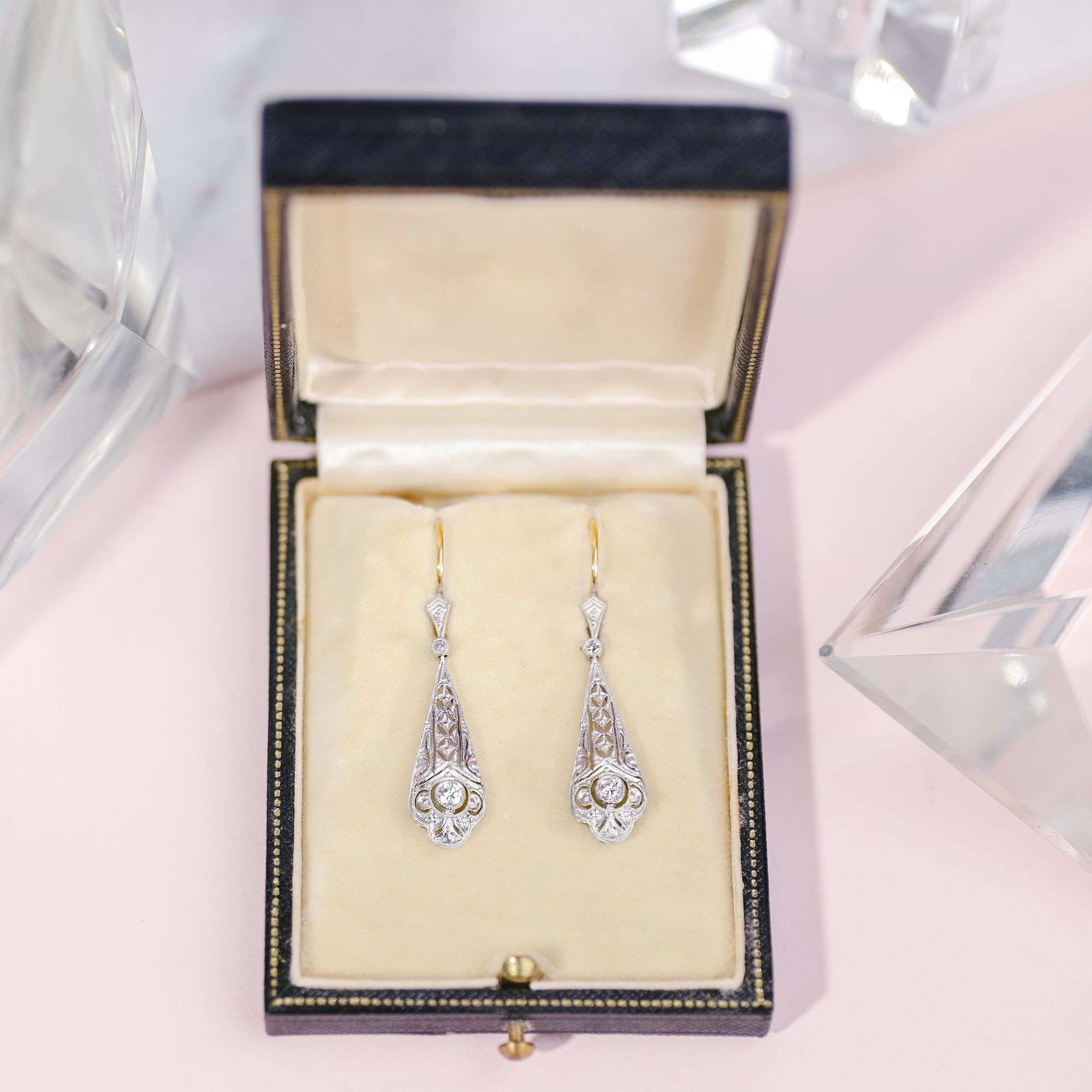 616249-hofer-antikschmuck-Nachhaltige-Diamant-Ohrringe-im-Stil-des-Art-Deco-aus-unserer-Werkstatt