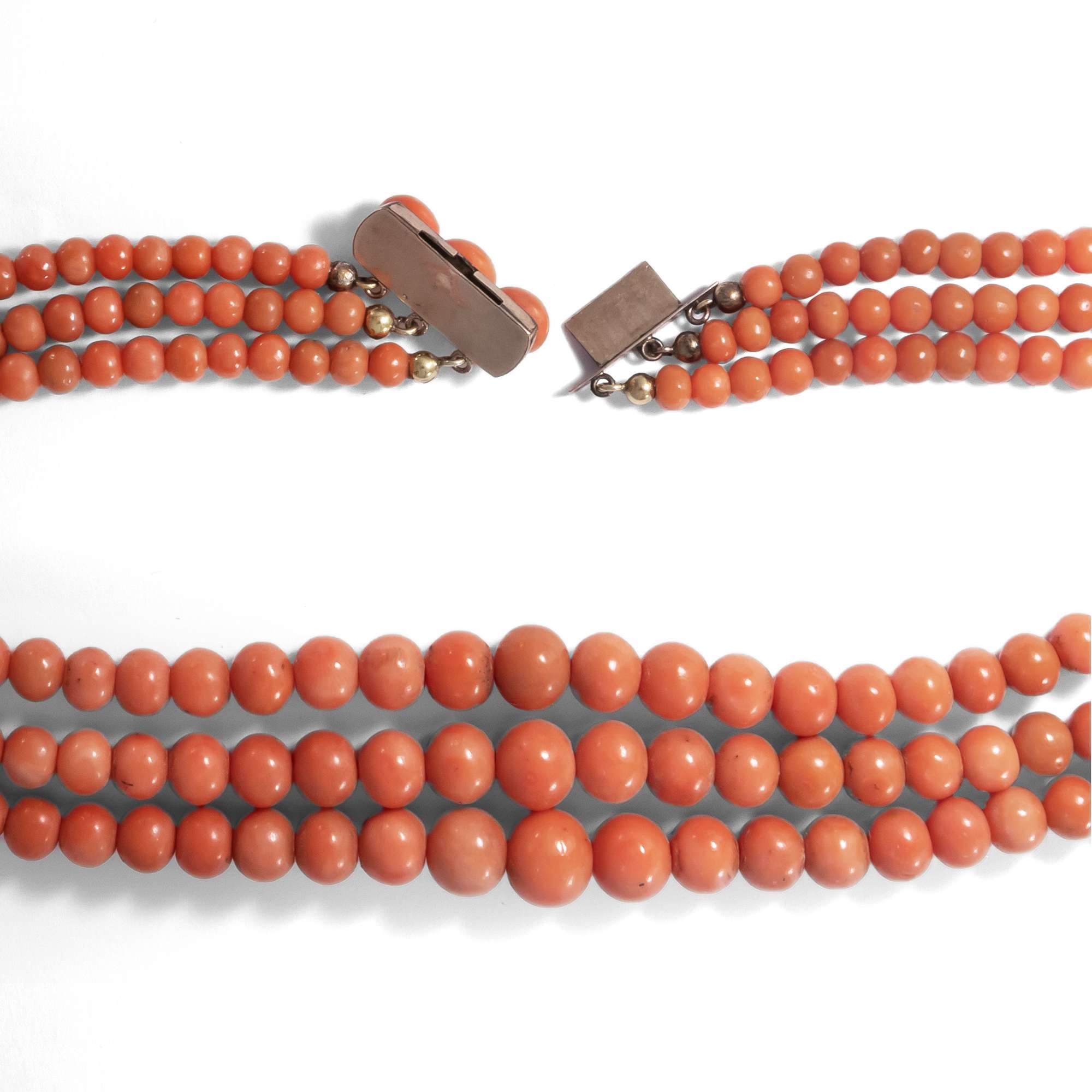616472-hofer-antikschmuck-Dreireihiges-Verlaufscollier-aus-grossen-Lachskorallen-Italien-um-1890-Sogno-Mediterraneo_5