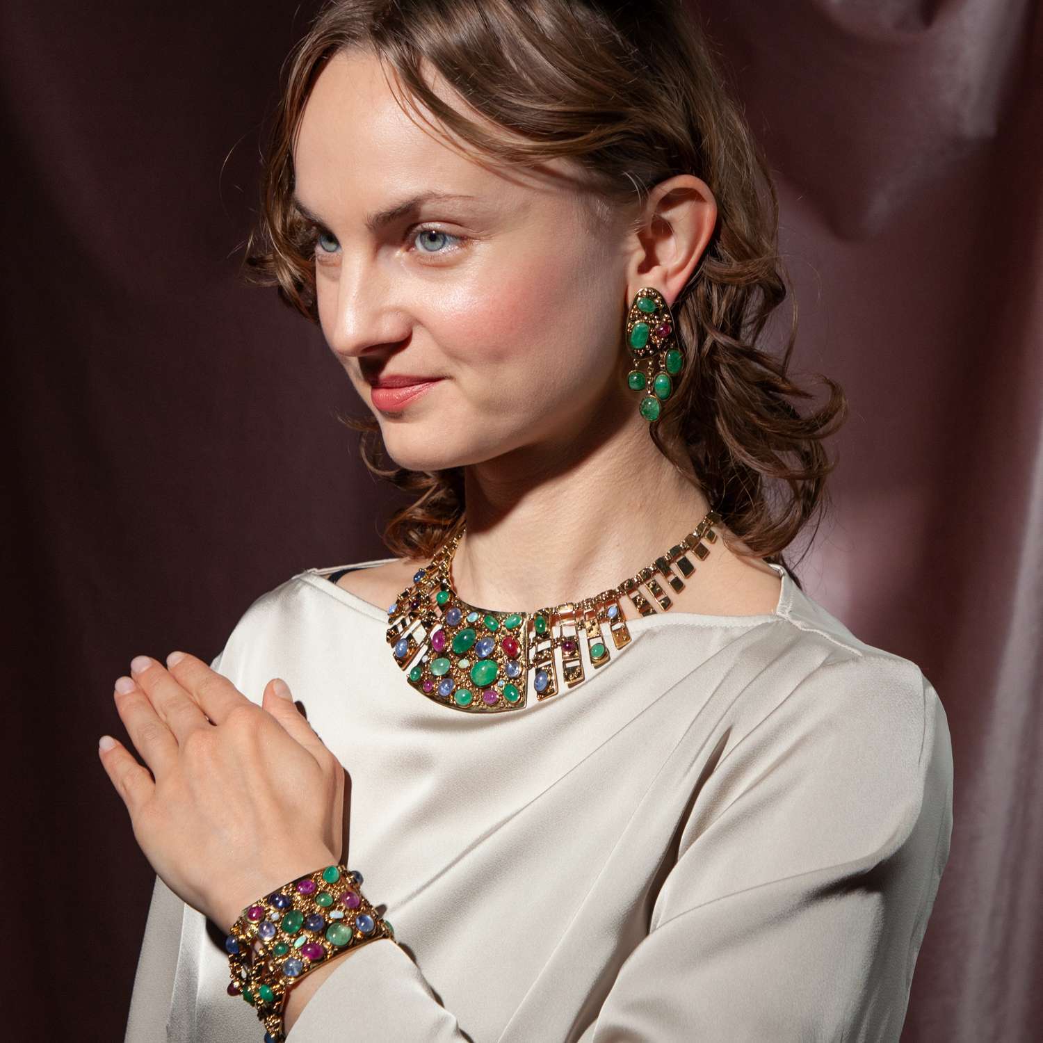 616651-hofer-antikschmuck-Grossartige-vintage-Parure-aus-Bib-Collier-Armband-und-Ohrringen-mit-Farbedelsteinen-in-Gold-1950er-Jahre-Tochter-der-Sonne_22