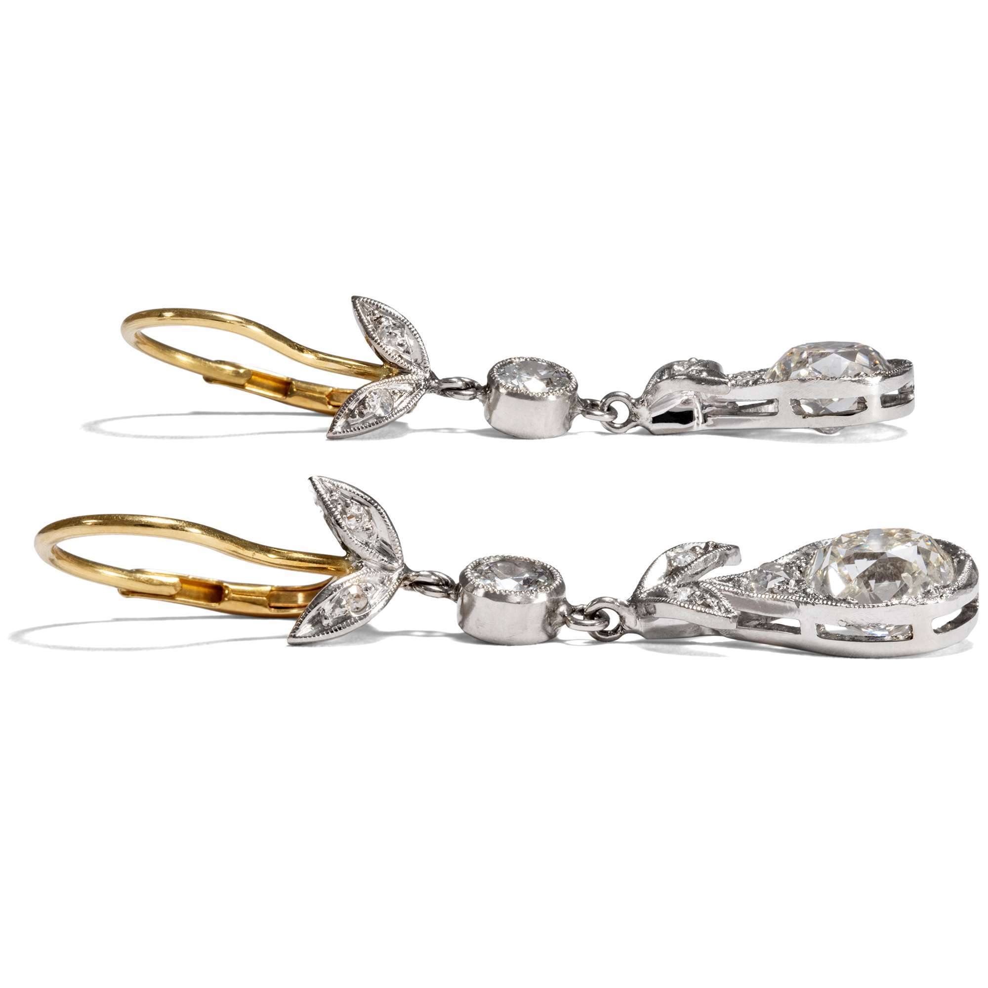 618557-hofer-antikschmuck-Prachtvolle-Ohrringe-mit-3-41-ct-Altschliff-Diamanten-in-Gold-und-Platin-um-1910-und-spaeter-Der-erste-Ball-der-Saison-_1