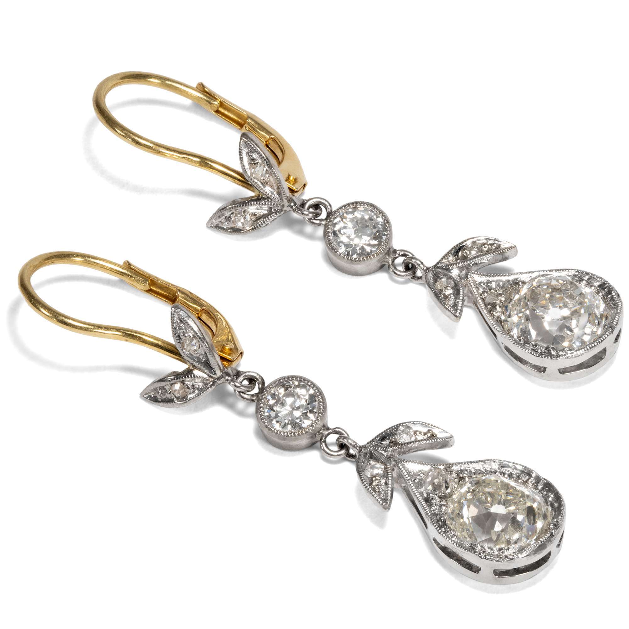 618557-hofer-antikschmuck-Prachtvolle-Ohrringe-mit-3-41-ct-Altschliff-Diamanten-in-Gold-und-Platin-um-1910-und-spaeter-Der-erste-Ball-der-Saison-_4