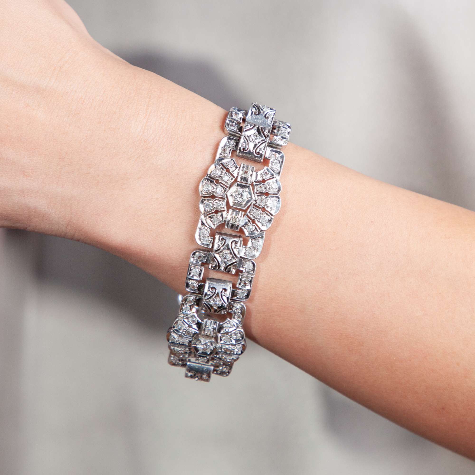 619531-hofer-antikschmuck-Prachtvolles-Diamant-Armband-des-Art-Deco-mit-7-82-ct-Diamanten-um-1940-Funkelnder-Gruss-aus-schwerer-Zeit