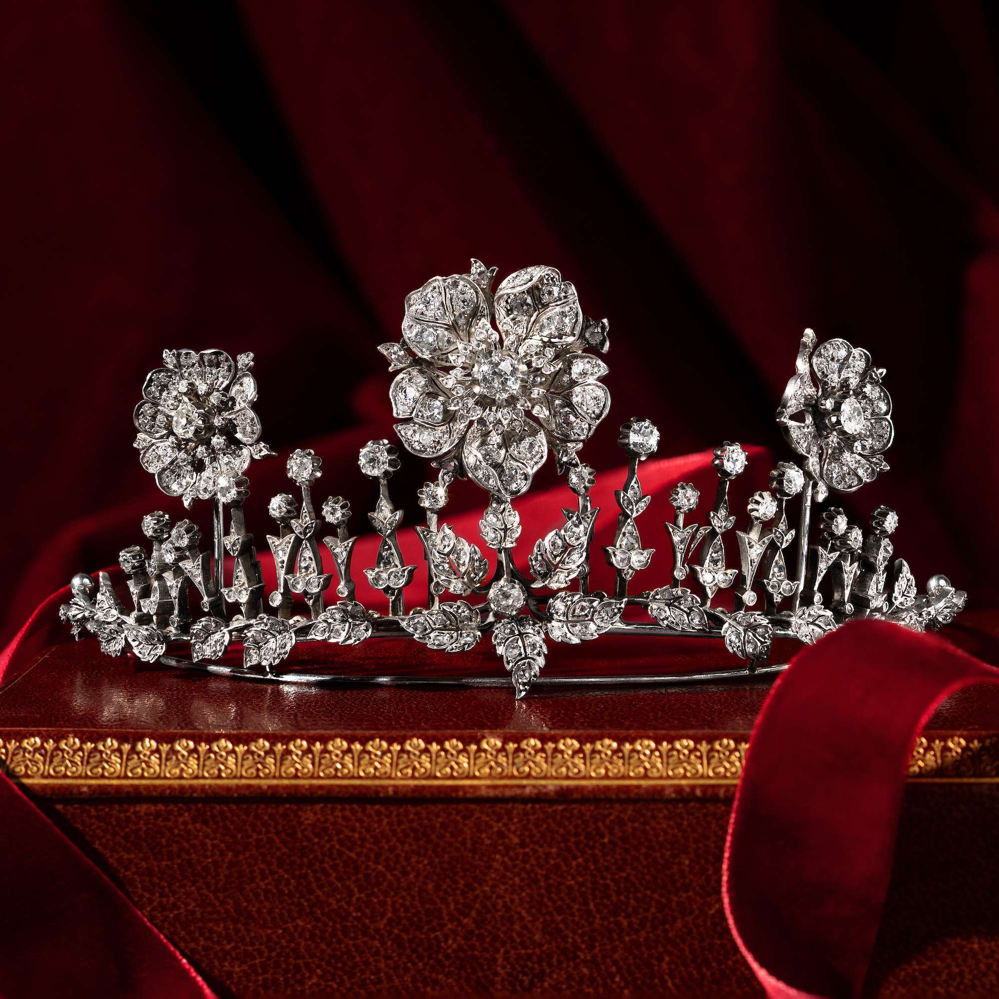 619705-hofer-antikschmuck-Wandelbares-antikes-Diadem-mit-Diamanten-in-Silber-um-1880-Im-Rosenhag