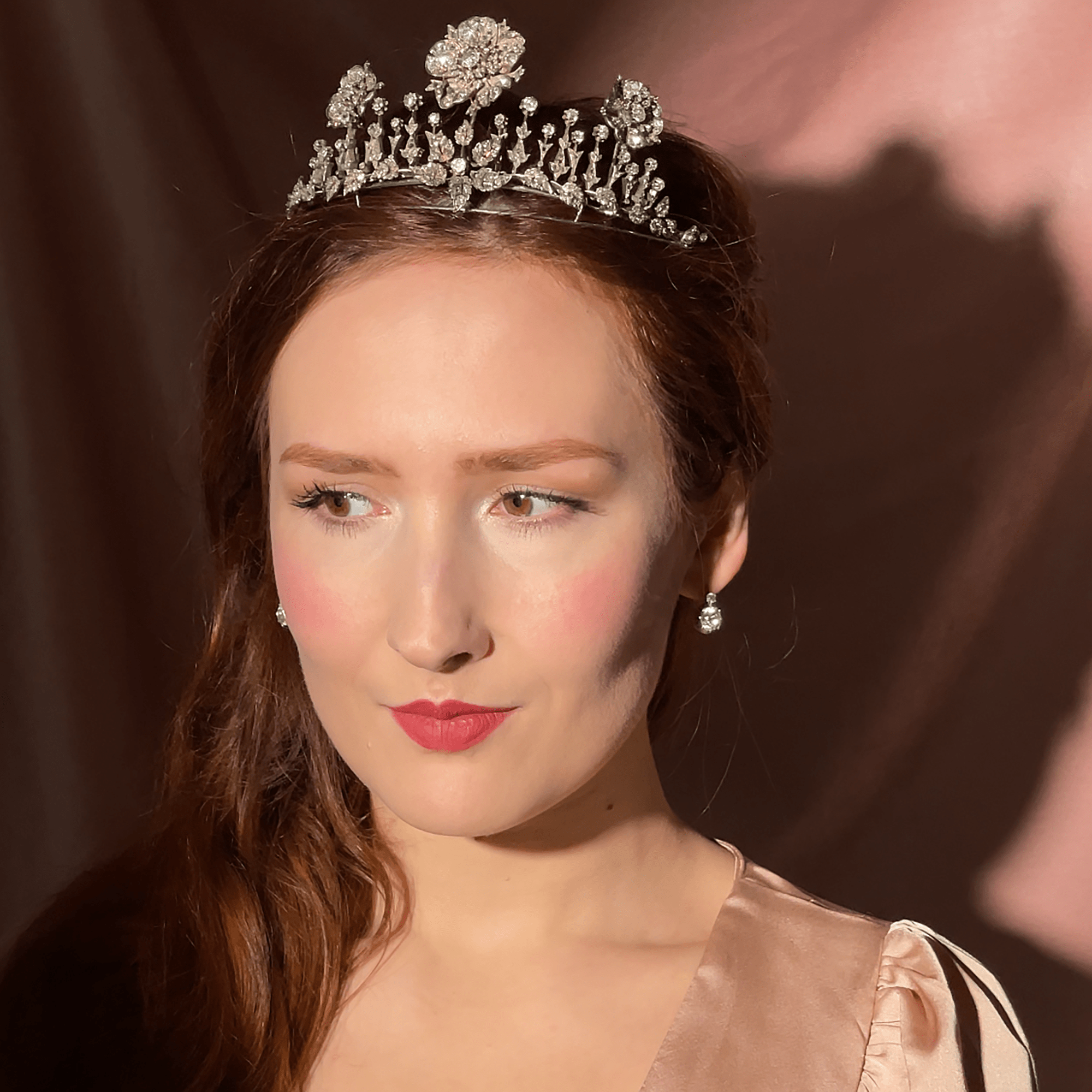 619705-hofer-antikschmuck-Wandelbares-antikes-Diadem-mit-Diamanten-in-Silber-um-1880-Im-Rosenhag