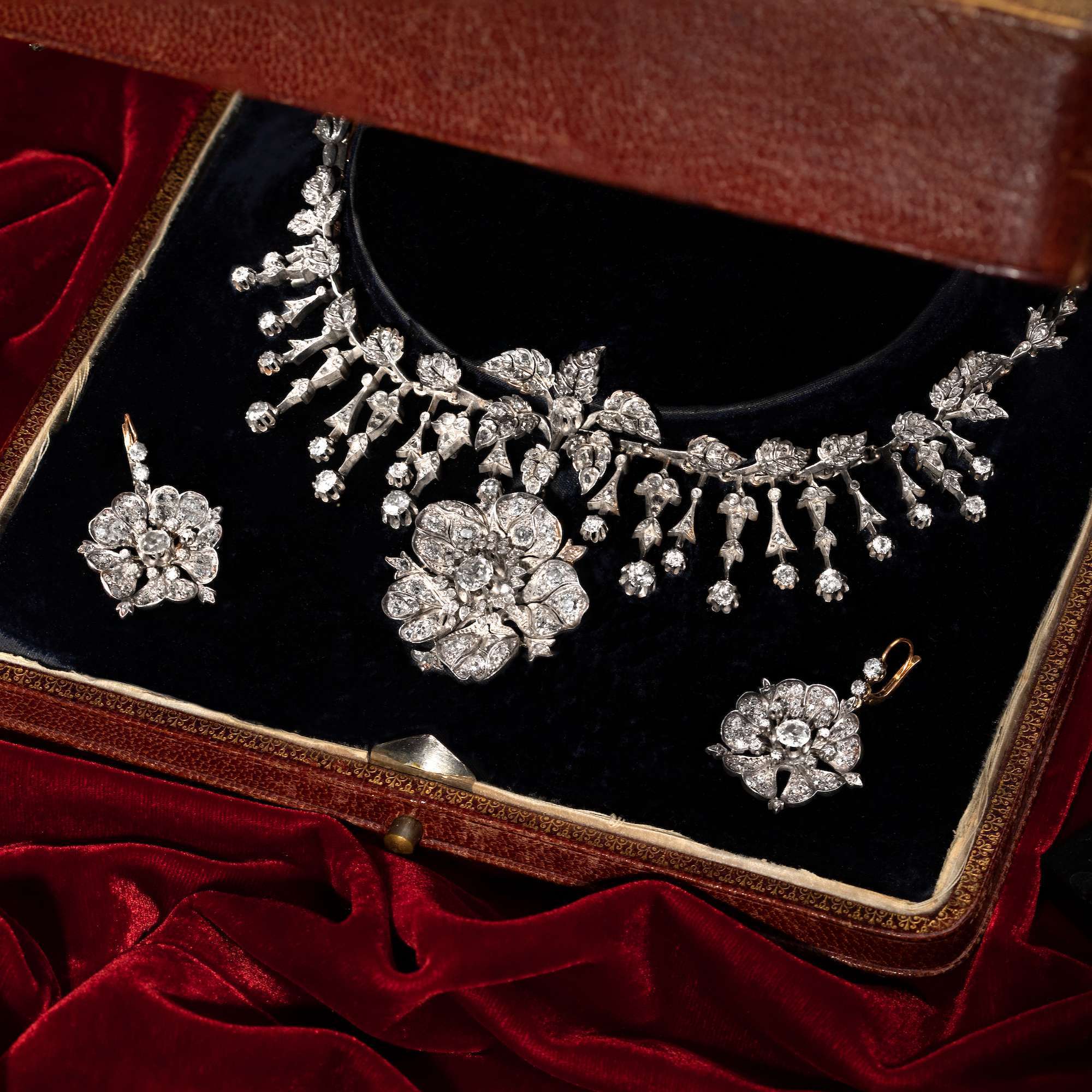 619705-hofer-antikschmuck-Wandelbares-antikes-Diadem-mit-Diamanten-in-Silber-um-1880-Im-Rosenhag_1
