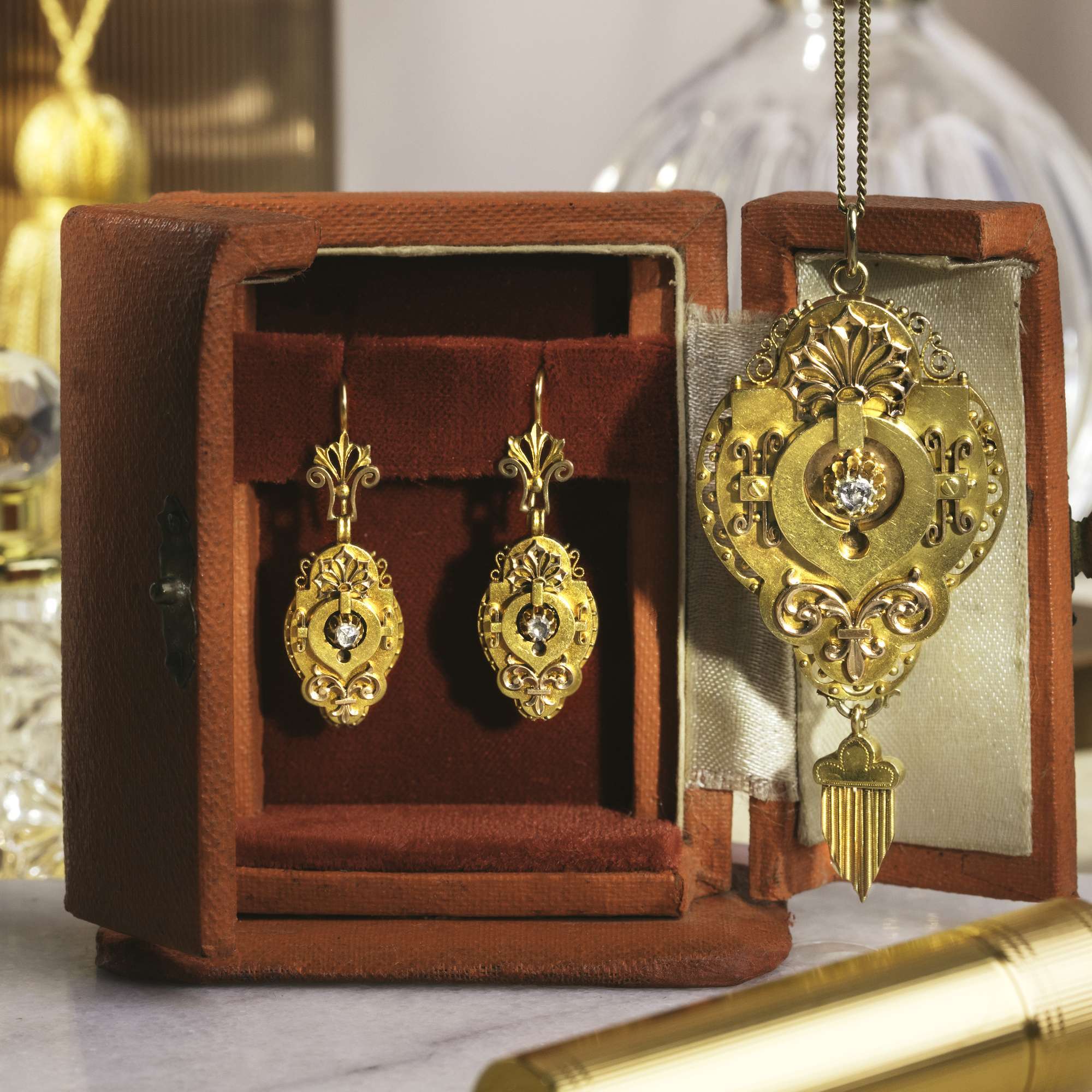 620249-hofer-antikschmuck-Antike-Demi-Parure-aus-Anhaenger-Brosche-und-Ohrringen-um-1870-Allzeit-bereit