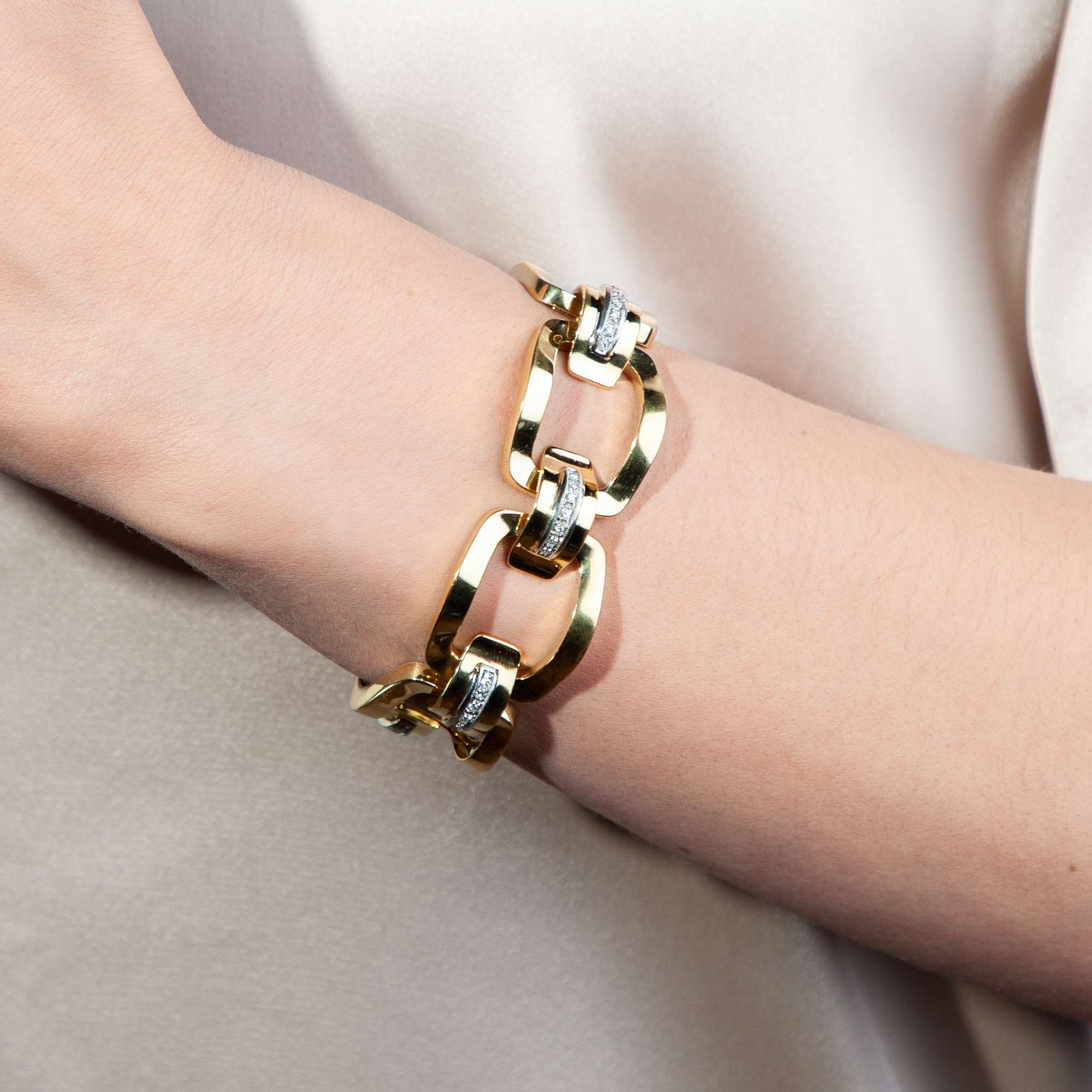 620399-hofer-antikschmuck-Luxurioeses-vintage-Armband-aus-hochkaraetigem-Gold-und-Diamanten-Italien-um-1965-Der-Schoenheit-verpflichtet_6