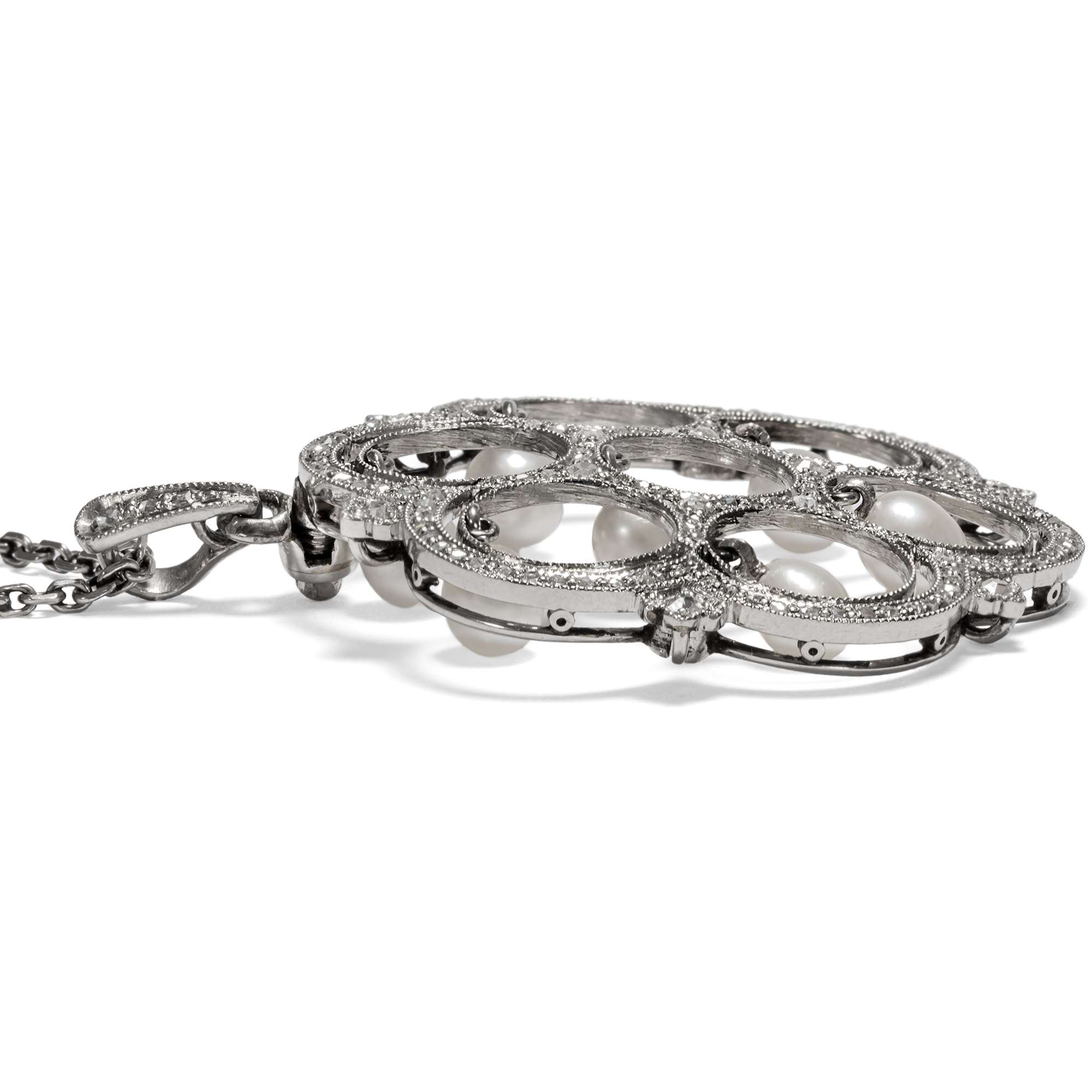 620492-hofer-antikschmuck-Kunstvoller-Platin-Anhaenger-mit-beweglichen-Naturperlen-um-1910-Modebericht-aus-Monte-Carlo