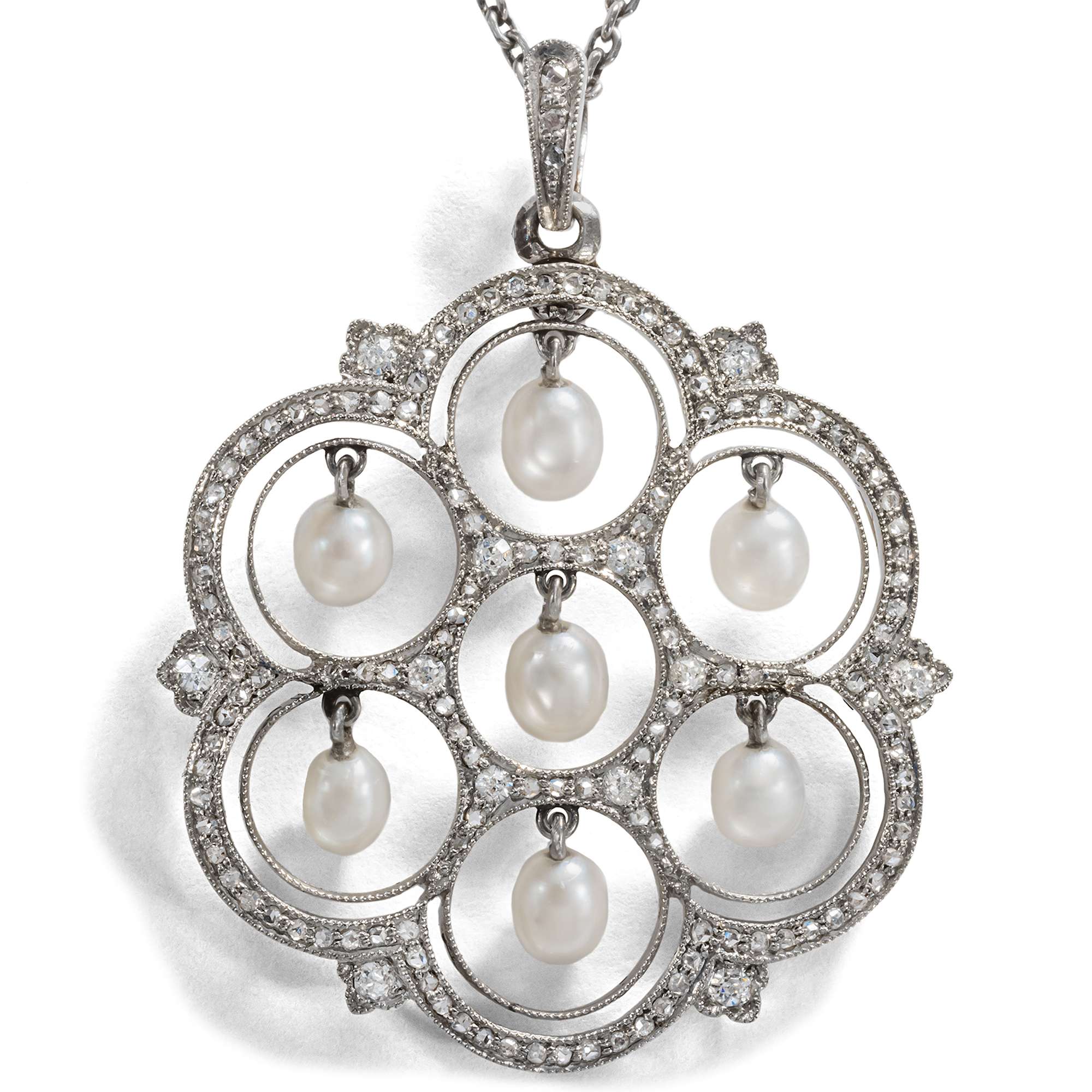 620492-hofer-antikschmuck-Kunstvoller-Platin-Anhaenger-mit-beweglichen-Naturperlen-um-1910-Modebericht-aus-Monte-Carlo_2
