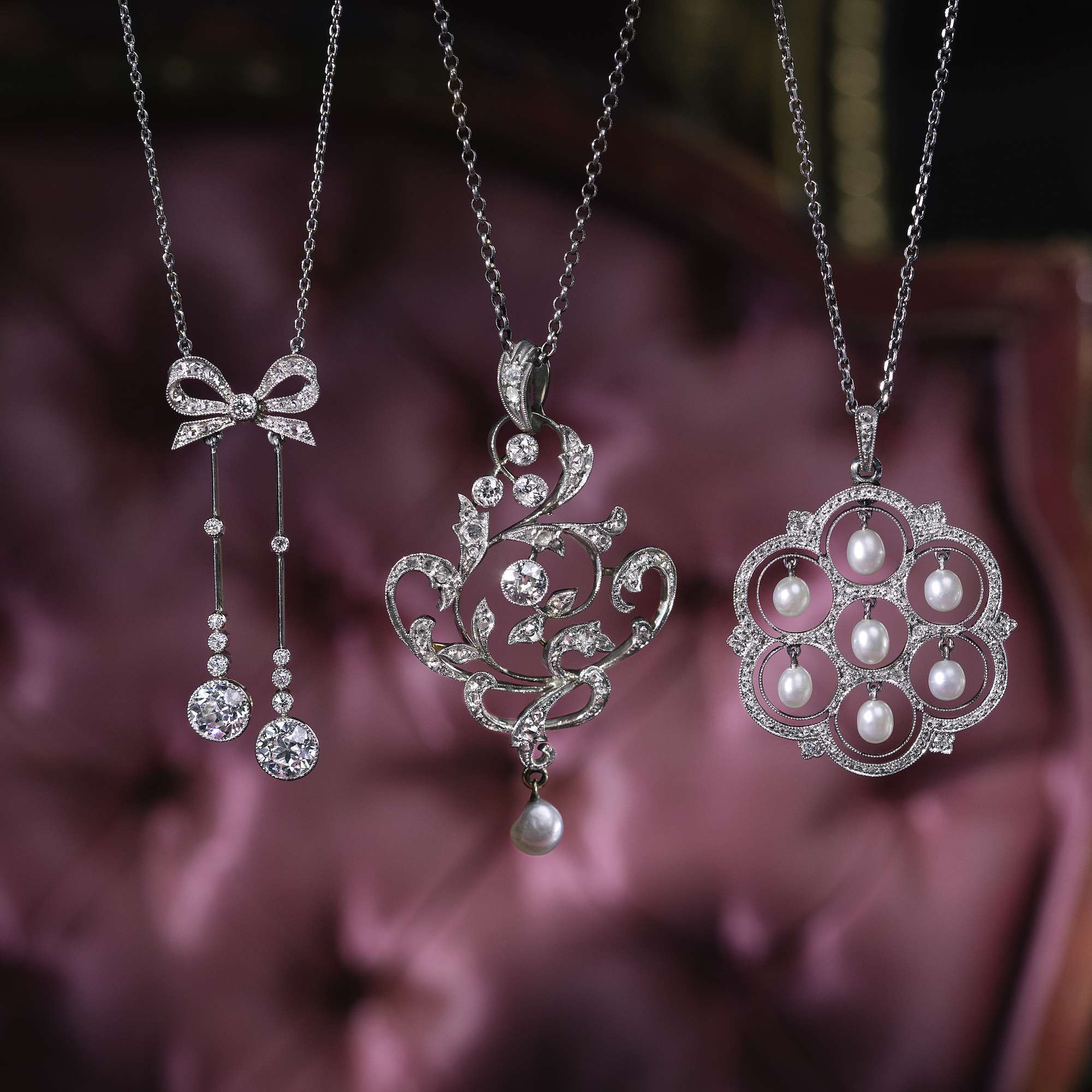 620492-hofer-antikschmuck-Kunstvoller-Platin-Anhaenger-mit-beweglichen-Naturperlen-um-1910-Modebericht-aus-Monte-Carlo_5