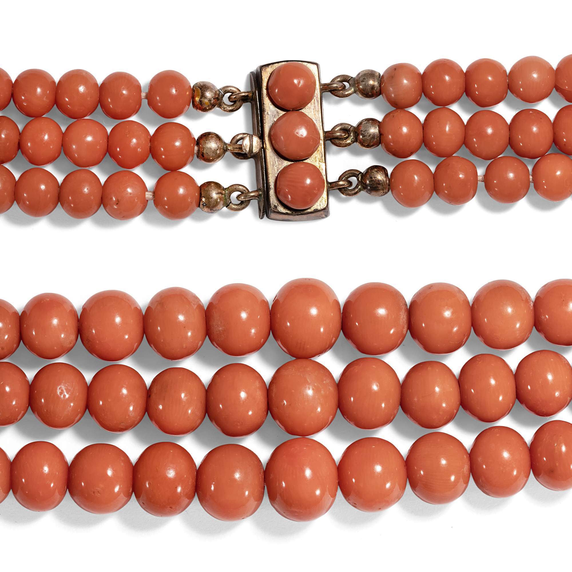 621485-hofer-antikschmuck-Prachtvolle-antike-Korallenkette-in-drei-Reihen-Italien-um-1900-Una-festa-sui-prati_3