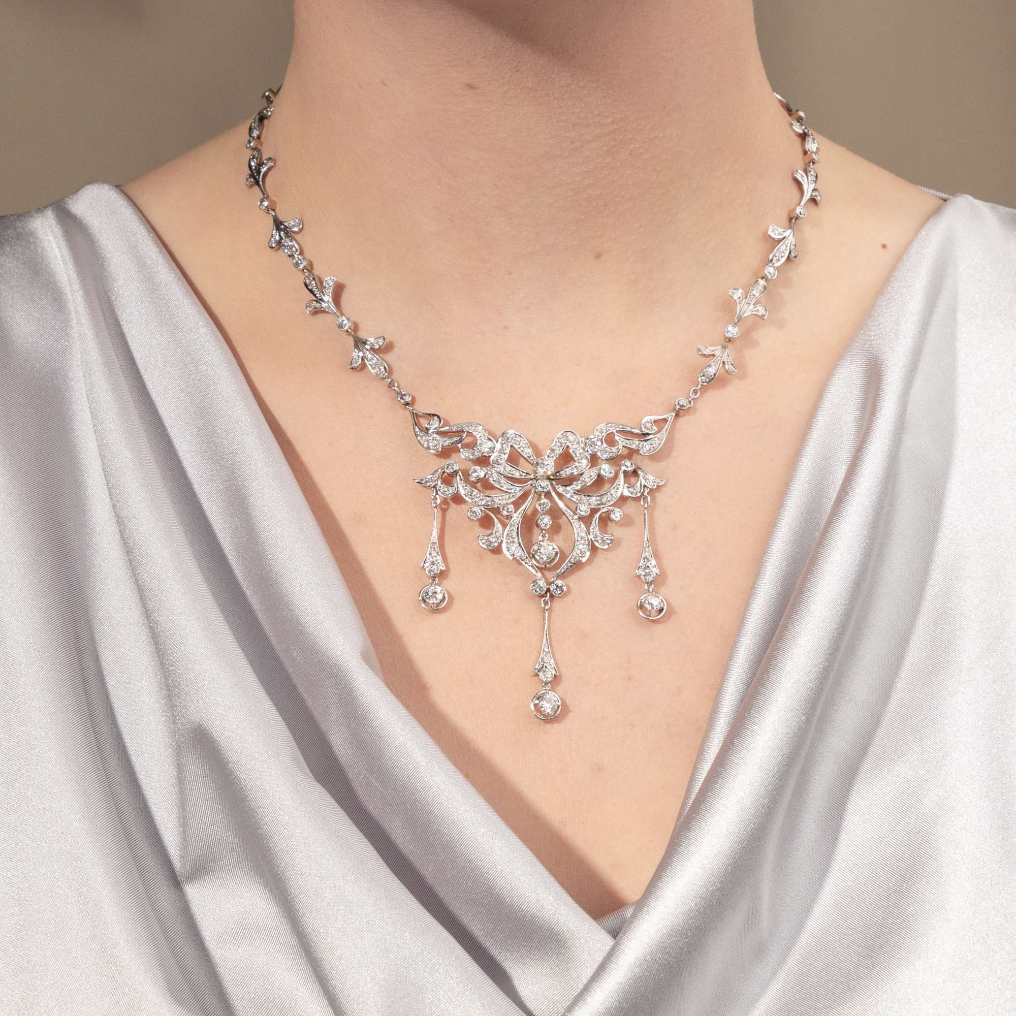 621653-hofer-antikschmuck-Antikes-Diamant-Collier-im-Garland-Style-aus-Platin-auf-Gold-um-1910-Glanzvolle-Zeiten