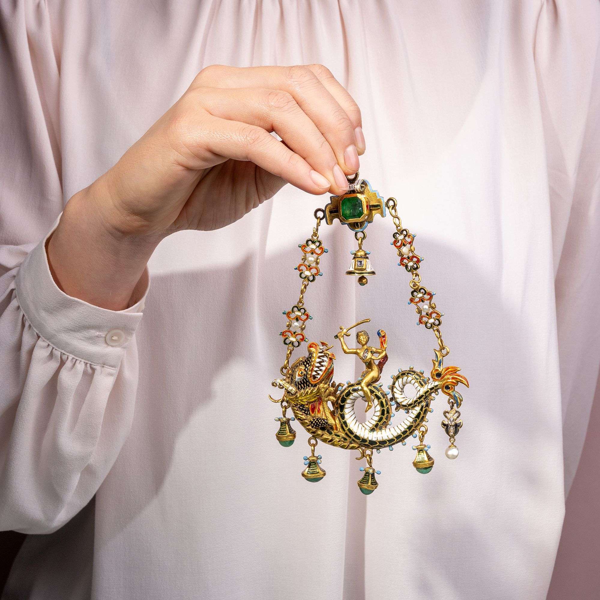 621834-hofer-antikschmuck-Grosser-Anhaenger-des-Historismus-in-der-Art-von-Reinhold-Vasters-um-1890-Vincit-Omnia-Veritas