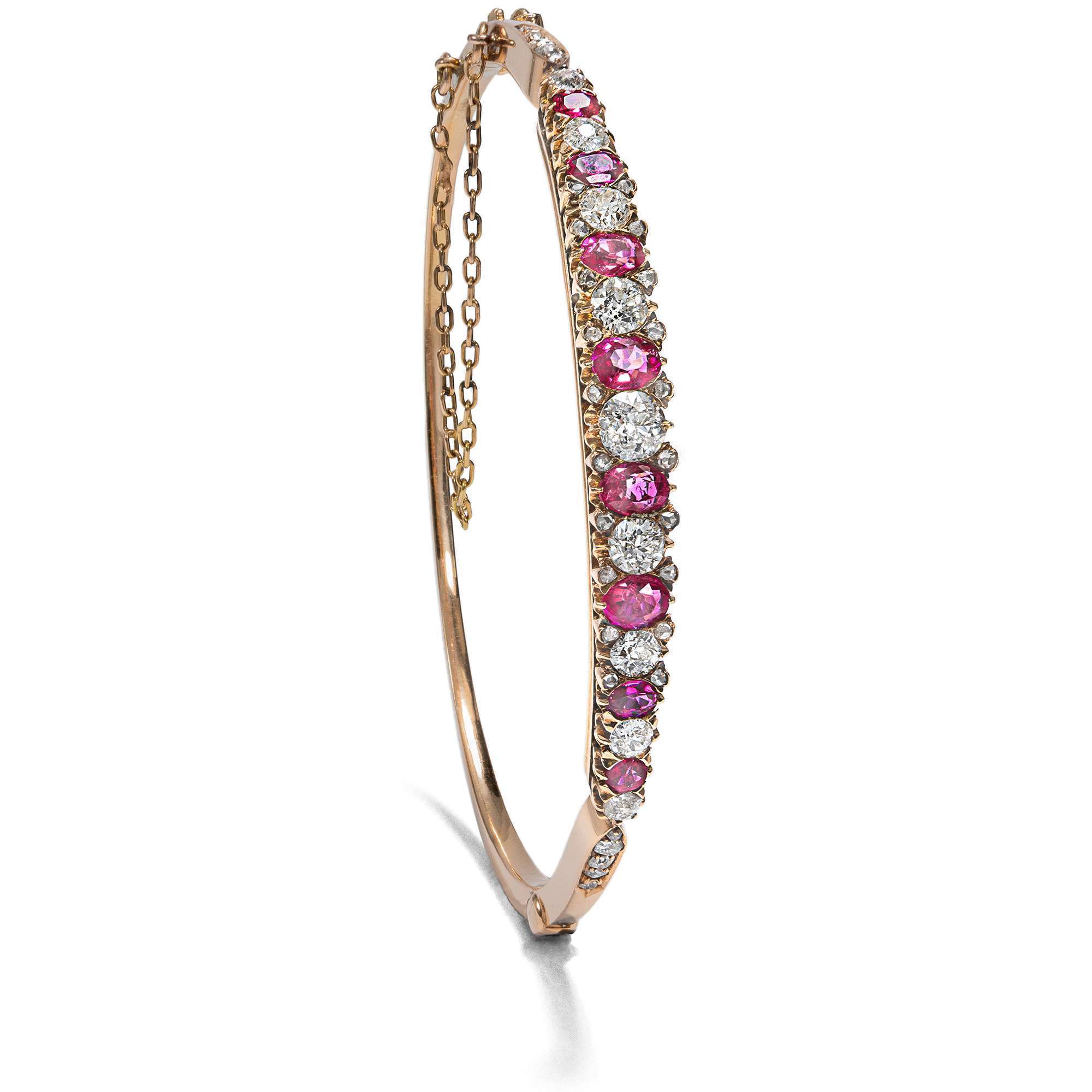 623225-hofer-antikschmuck-Antiker-Armreif-mit-Rubinen-und-Diamanten-in-Rotgold-um-1895-Buehne-frei