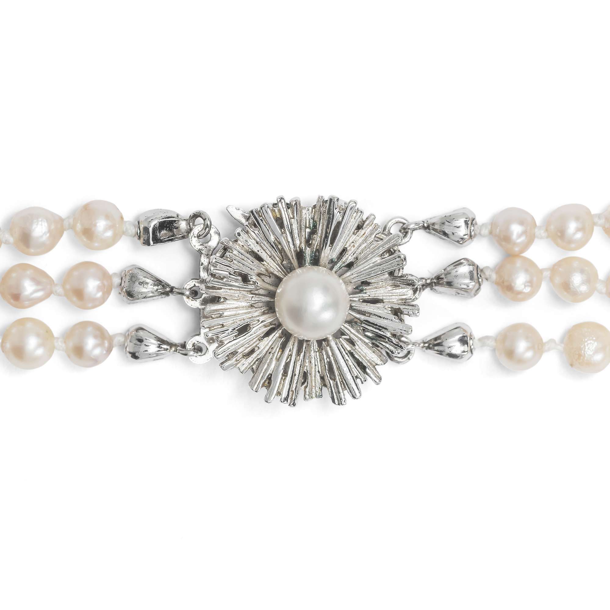 623919-hofer-antikschmuck-Vintage-Collier-aus-japanischen-Zuchtperlen-in-drei-Reihen-von-Schoeffel-Stuttgart-um-1965-Das-Geheimnis-der-Perlen_3