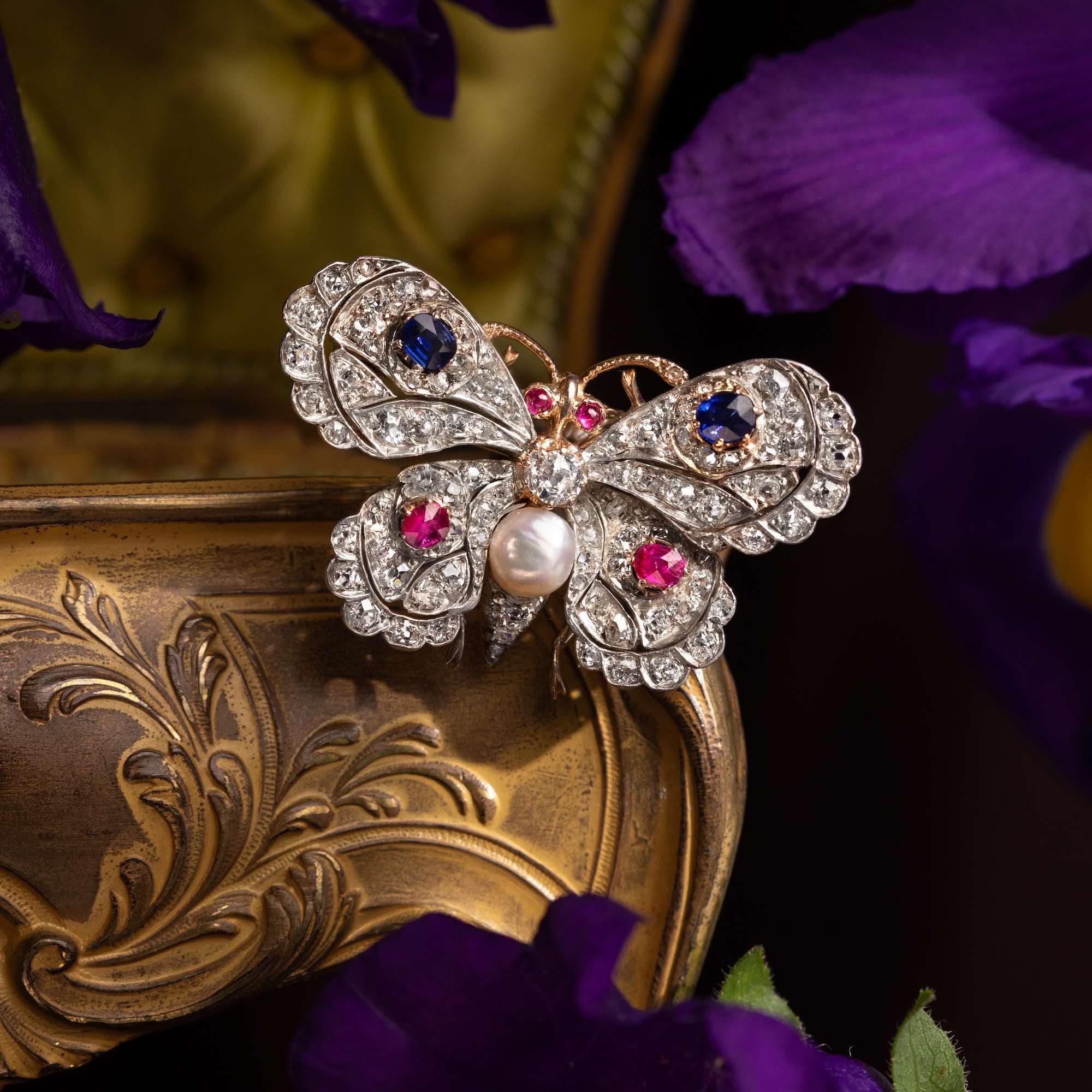 624202-hofer-antikschmuck-Kostbarer-Schmetterling-mit-Naturperle-Rubinen-Saphiren-und-Diamanten-um-1890-Bunter-Falter_5