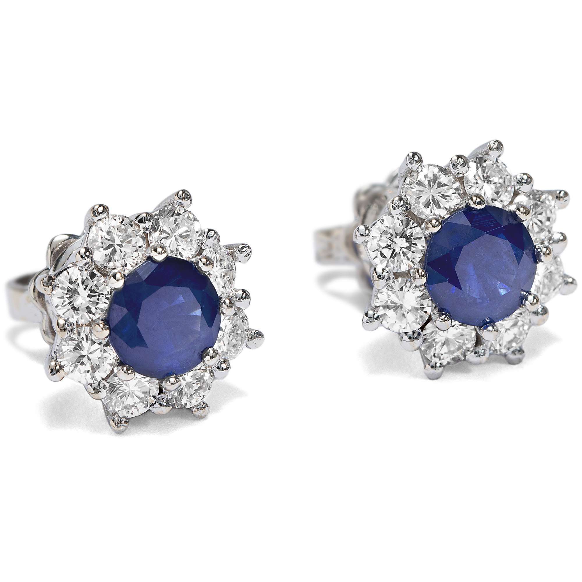 624456-hofer-antikschmuck-Zarte-Ohrstecker-mit-Saphiren-und-Diamanten-in-Weissgold-aus-unserer-Werkstatt-Weissblaue-Blueten_1
