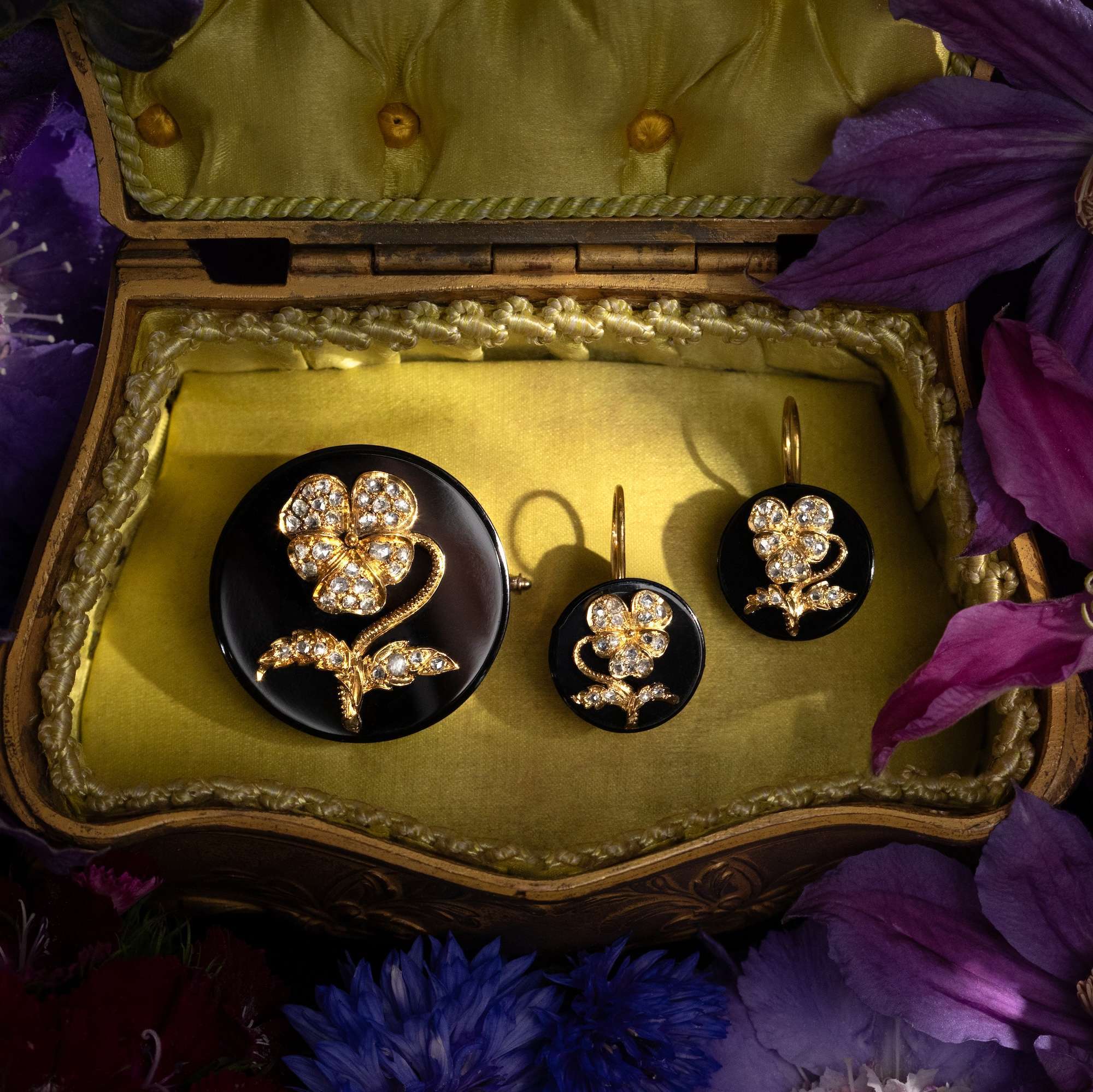 624546-hofer-antikschmuck-Ungewoehnliche-Demi-Parure-mit-diamanten-Veilchen-auf-Onyx-um-1875-Denk-an-mich