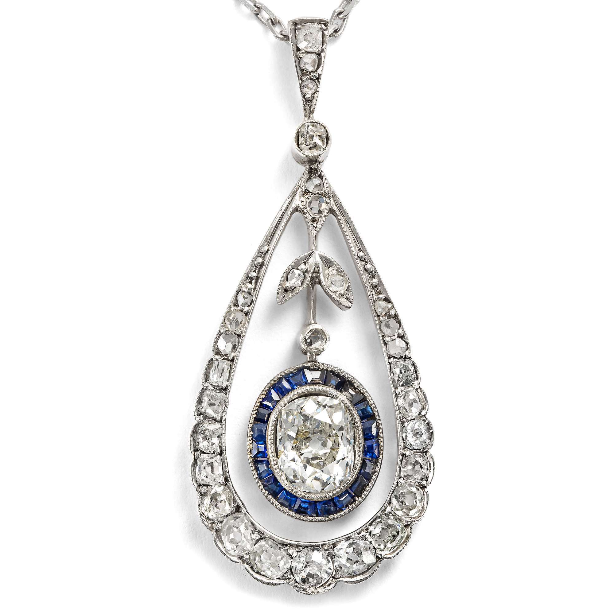 624997-hofer-antikschmuck-Kostbarer-Anhaenger-mit-Diamanten-im-Garland-Style-um-1910-Vom-Gestern-ins-Heute