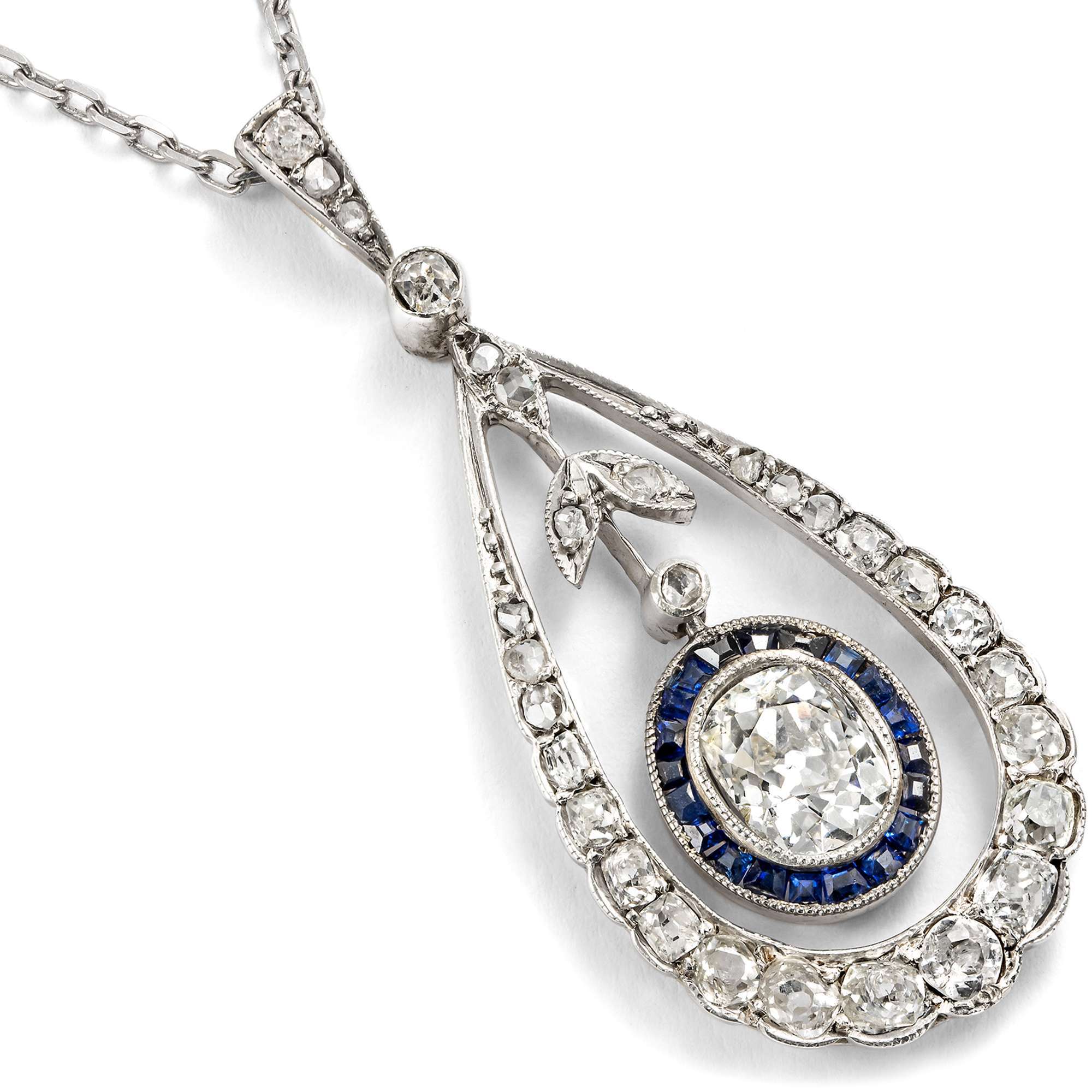 624997-hofer-antikschmuck-Kostbarer-Anhaenger-mit-Diamanten-im-Garland-Style-um-1910-Vom-Gestern-ins-Heute_3