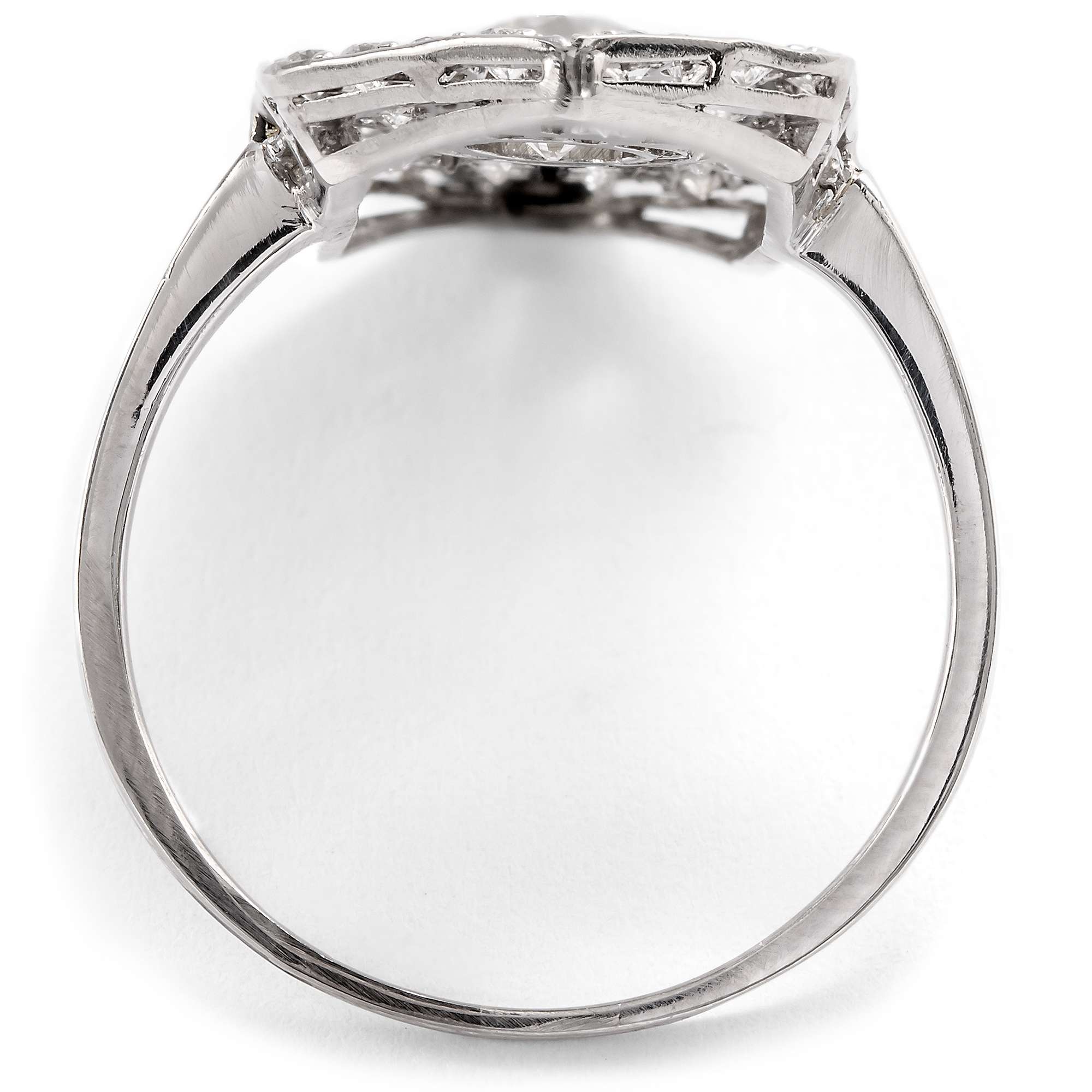 625227-hofer-antikschmuck-Eleganter-Ring-mit-Diamanten-in-Platin-um-1925-Diamonds-for-Dinner_5