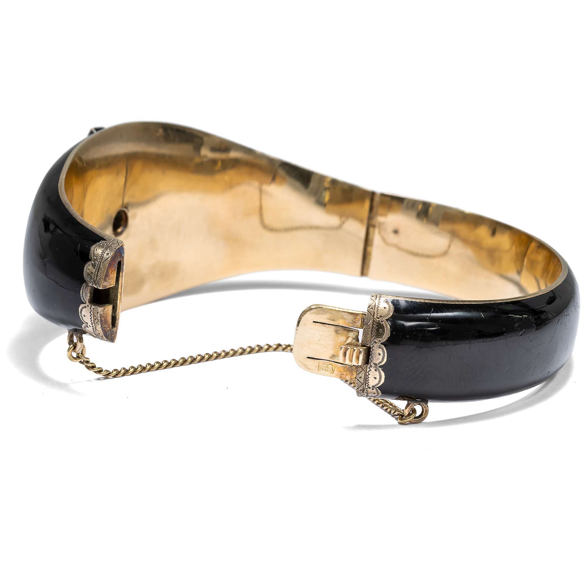625535-hofer-antikschmuck-Seltener-schwarz-emaillierter-Armreif-mit-Emailmalerei-Perlen-und-Diamanten-auf-Gold-um-1865-Heiter-bis-wolkig_2