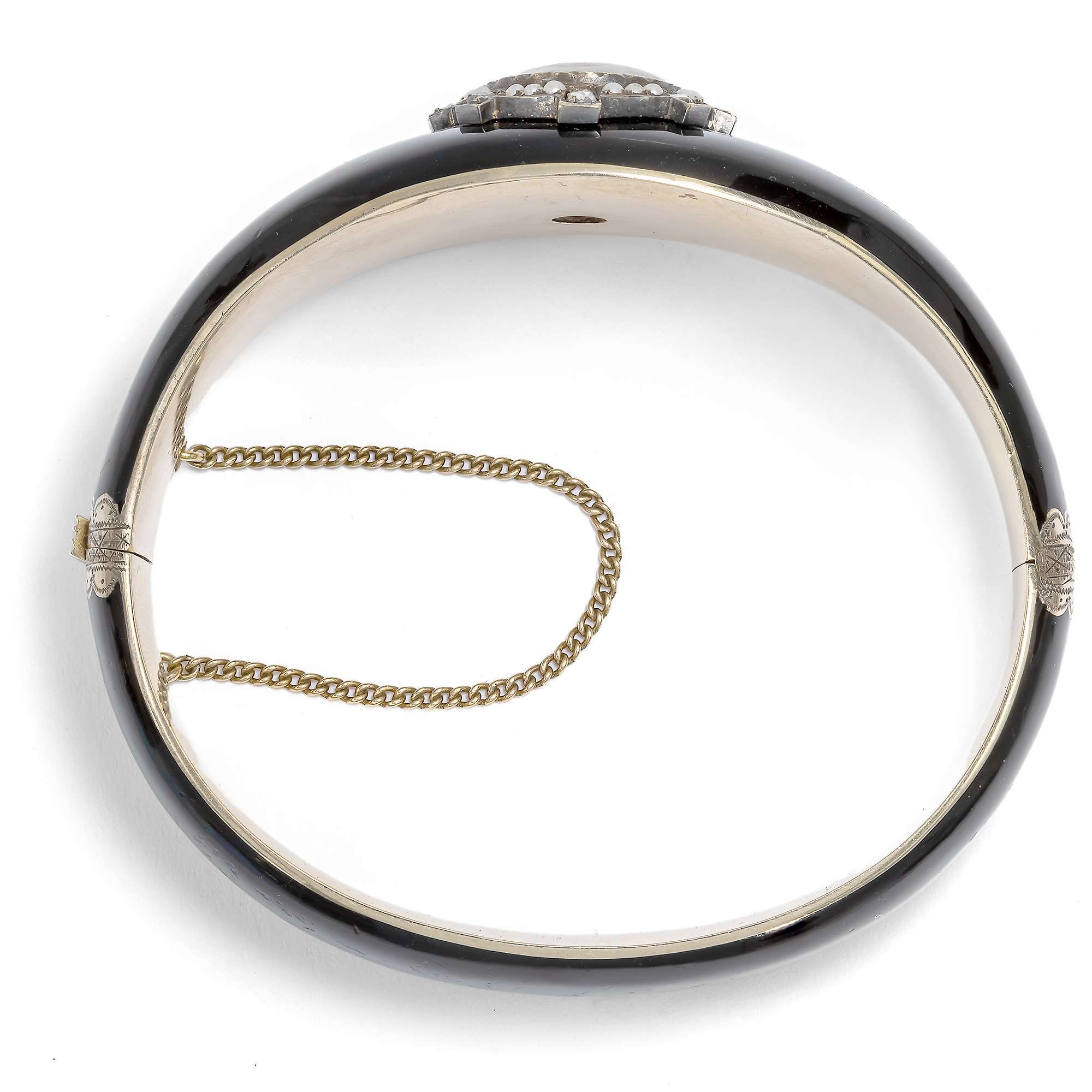 625535-hofer-antikschmuck-Seltener-schwarz-emaillierter-Armreif-mit-Emailmalerei-Perlen-und-Diamanten-auf-Gold-um-1865-Heiter-bis-wolkig_3