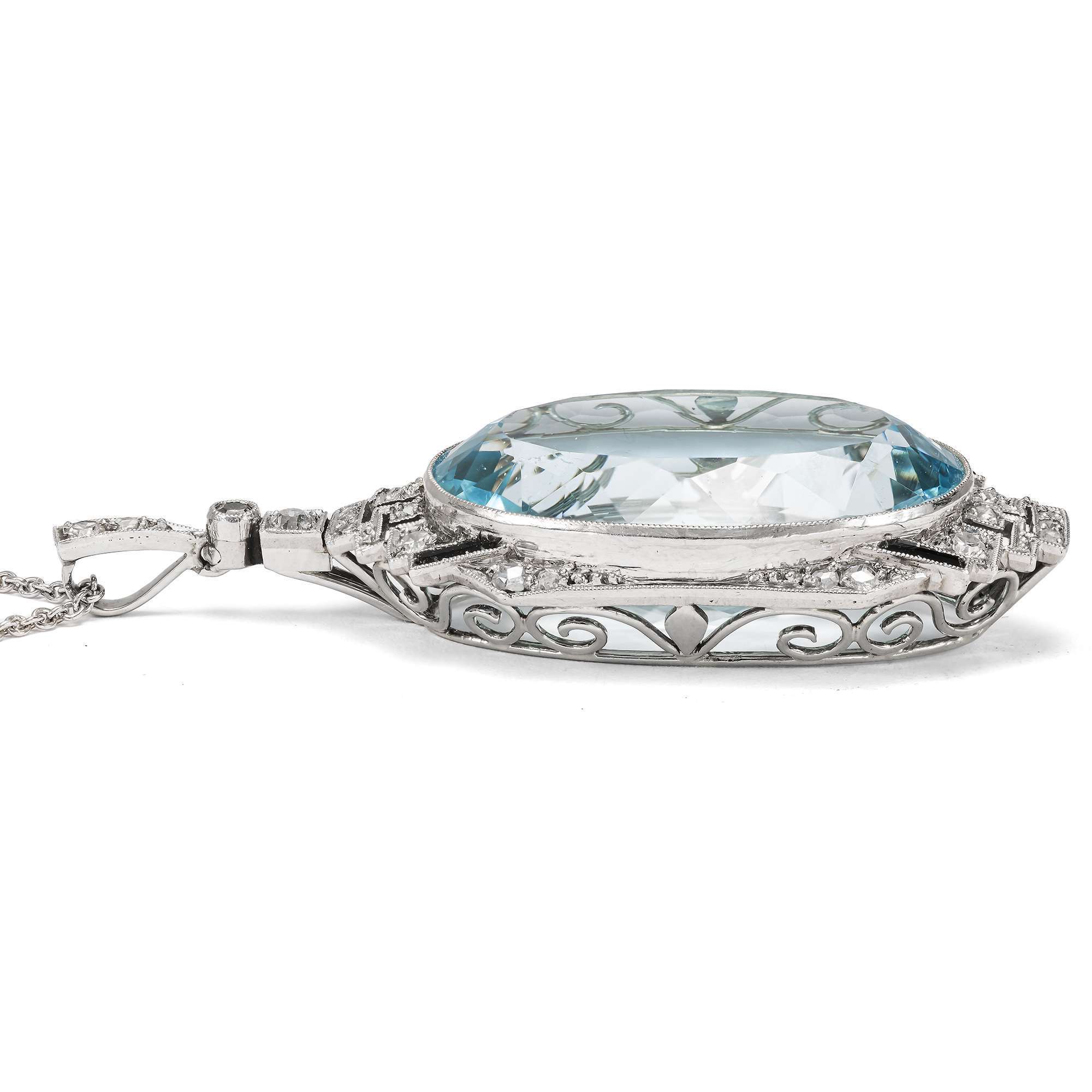 625914-hofer-antikschmuck-Avantgardistischer-Anhaenger-mit-Aquamarin-und-Onyx-an-Platinkette-um-1925-Im-Zeichen-der-Moderne_1