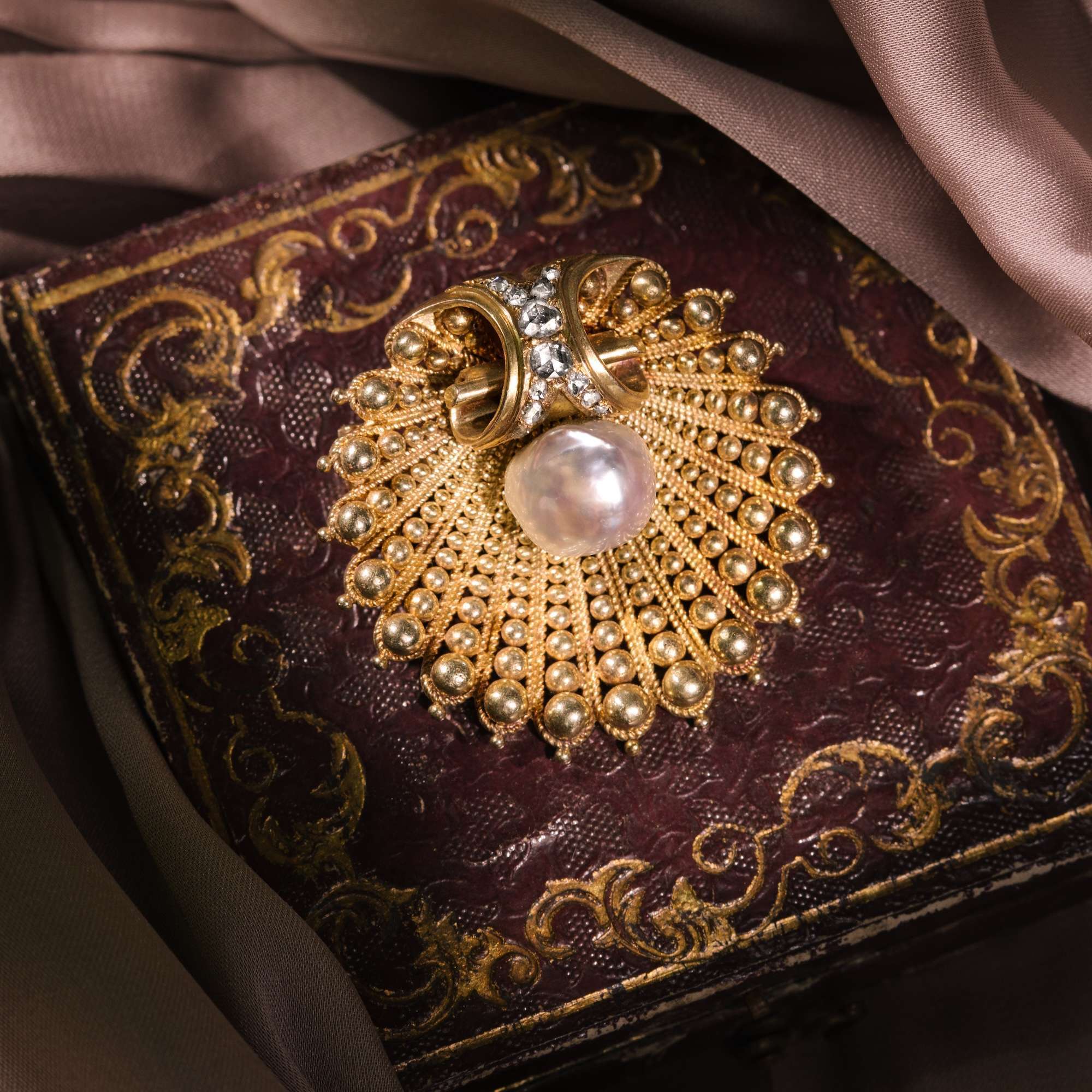 626036-hofer-antikschmuck-Antike-Goldbrosche-in-Muschelform-mit-Diamanten-und-Perle-Wien-um-1880-und-spaeter-Botin-der-Venus_1