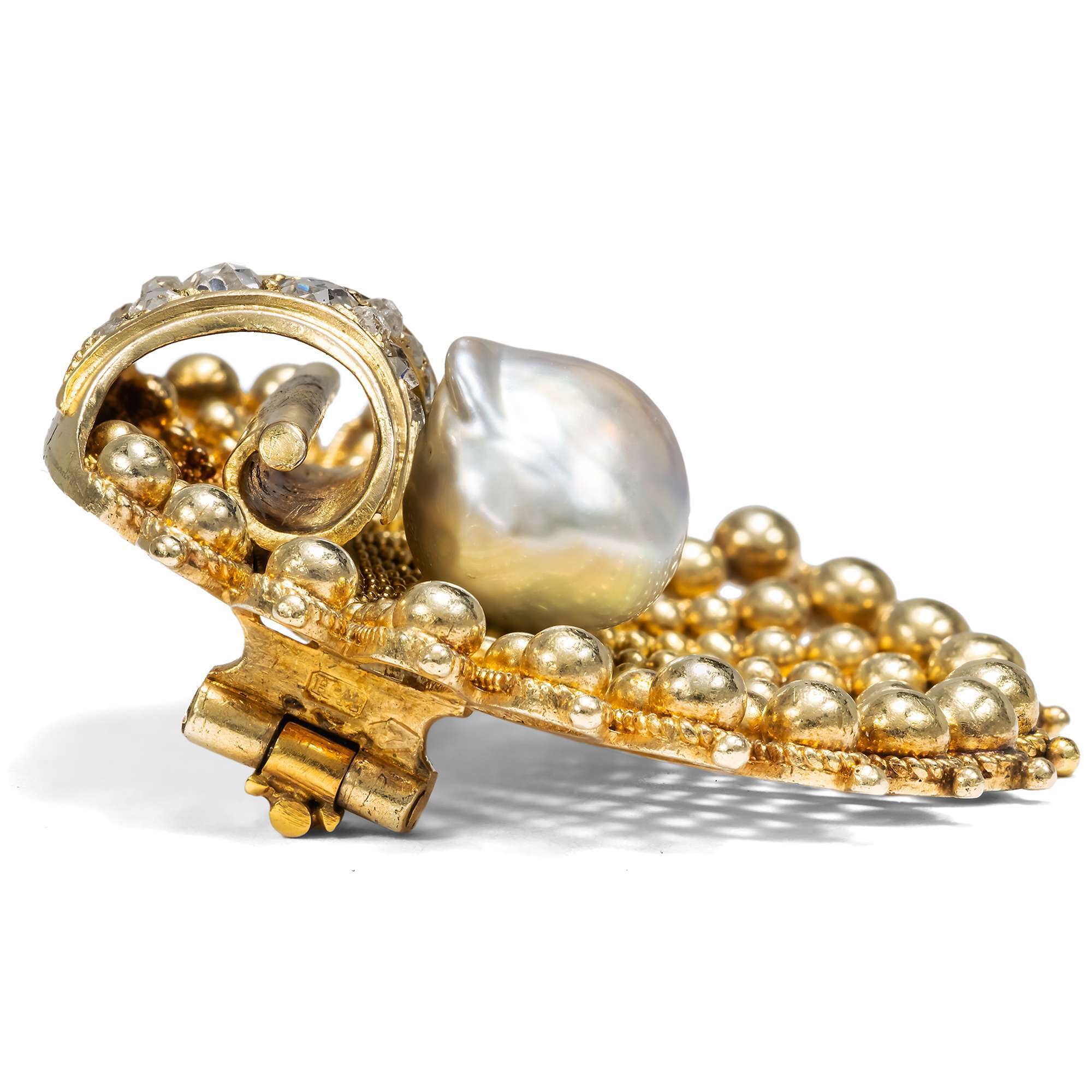 626036-hofer-antikschmuck-Antike-Goldbrosche-in-Muschelform-mit-Diamanten-und-Perle-Wien-um-1880-und-spaeter-Botin-der-Venus_2