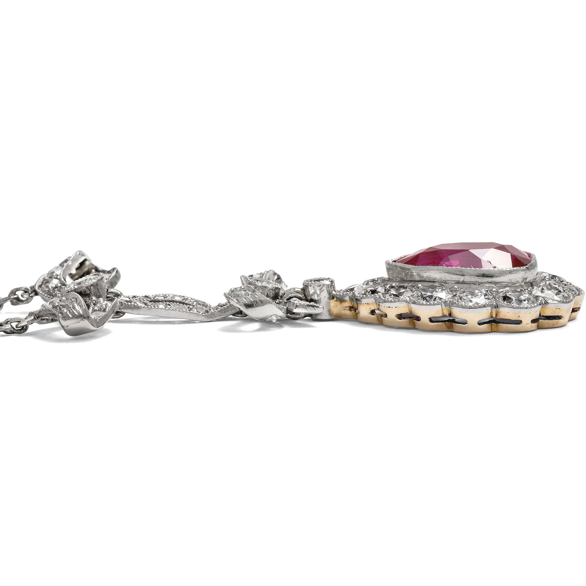 626102-hofer-antikschmuck-Kostbares-Collier-mit-unbehandeltem-Rubin-aus-Burma-und-Diamanten-in-Platin-um-1910-Leidenschaft-fest-angebunden