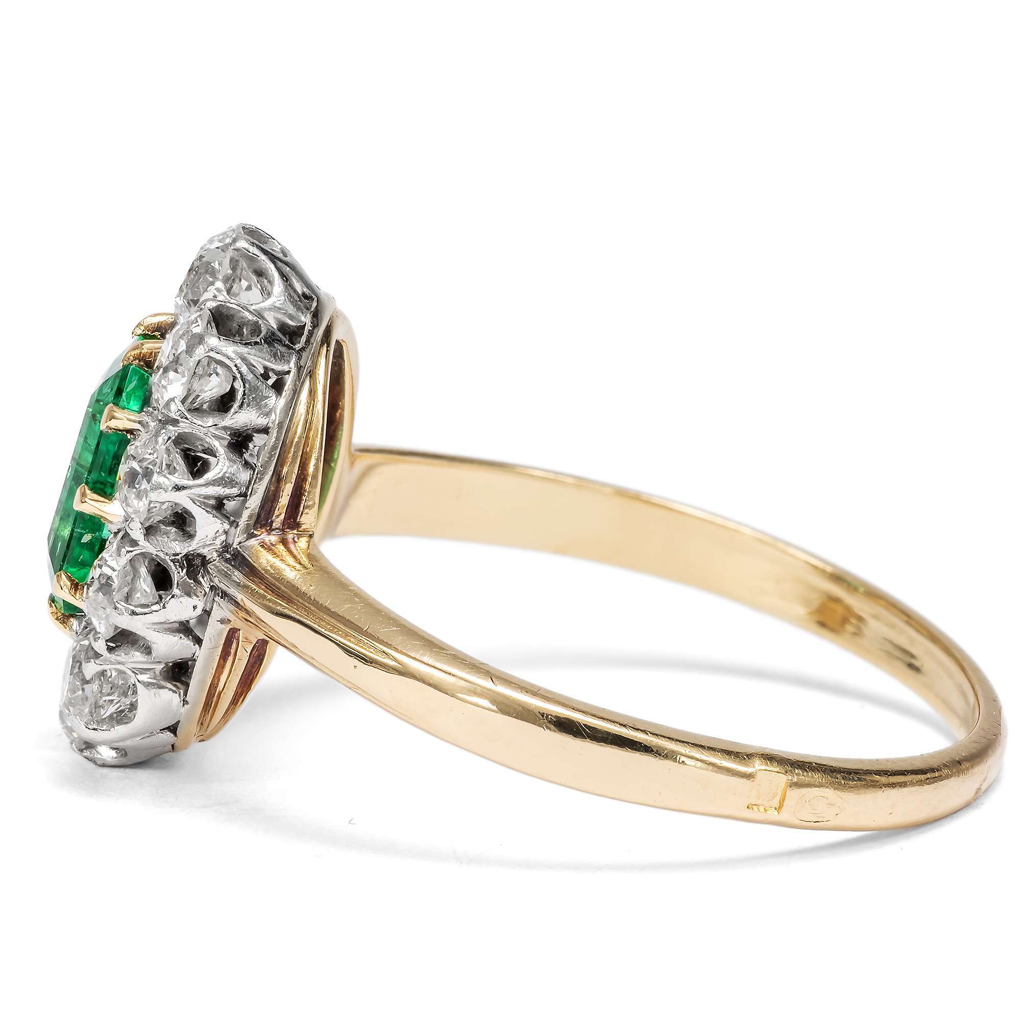 626446-hofer-antikschmuck-Antiker-Ring-der-Belle-epoque-mit-Smaragd-und-Diamanten-im-Altschiff-um-1910-und-spaeter-Von-Sambia-nach-Paris-_1