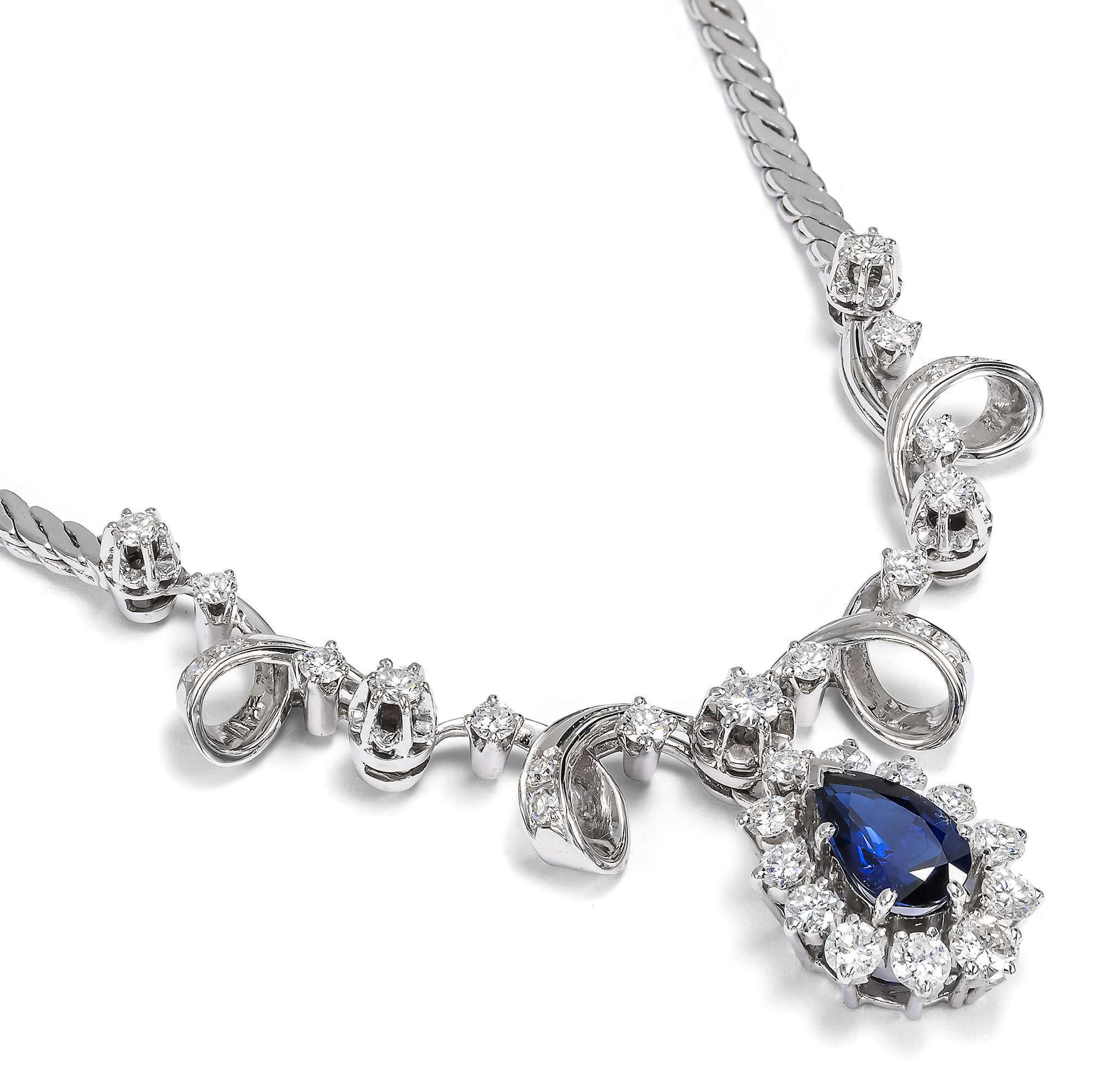 626544-hofer-antikschmuck-Hochwertiges-Collier-aus-Weissgold-blauem-Saphir-und-1-35-ct-Brillanten-Deutschland-um-1975-Mitternacht-trifft-Morgentau_1