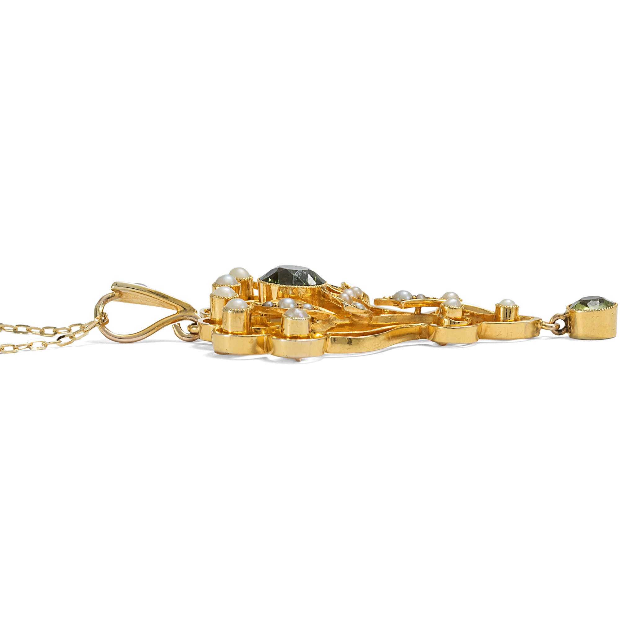 626751-hofer-antikschmuck-Eleganter-Anhaenger-mit-Peridot-und-Perlen-in-Gold-Grossbritannien-um-1910-Fruehling-in-London_1