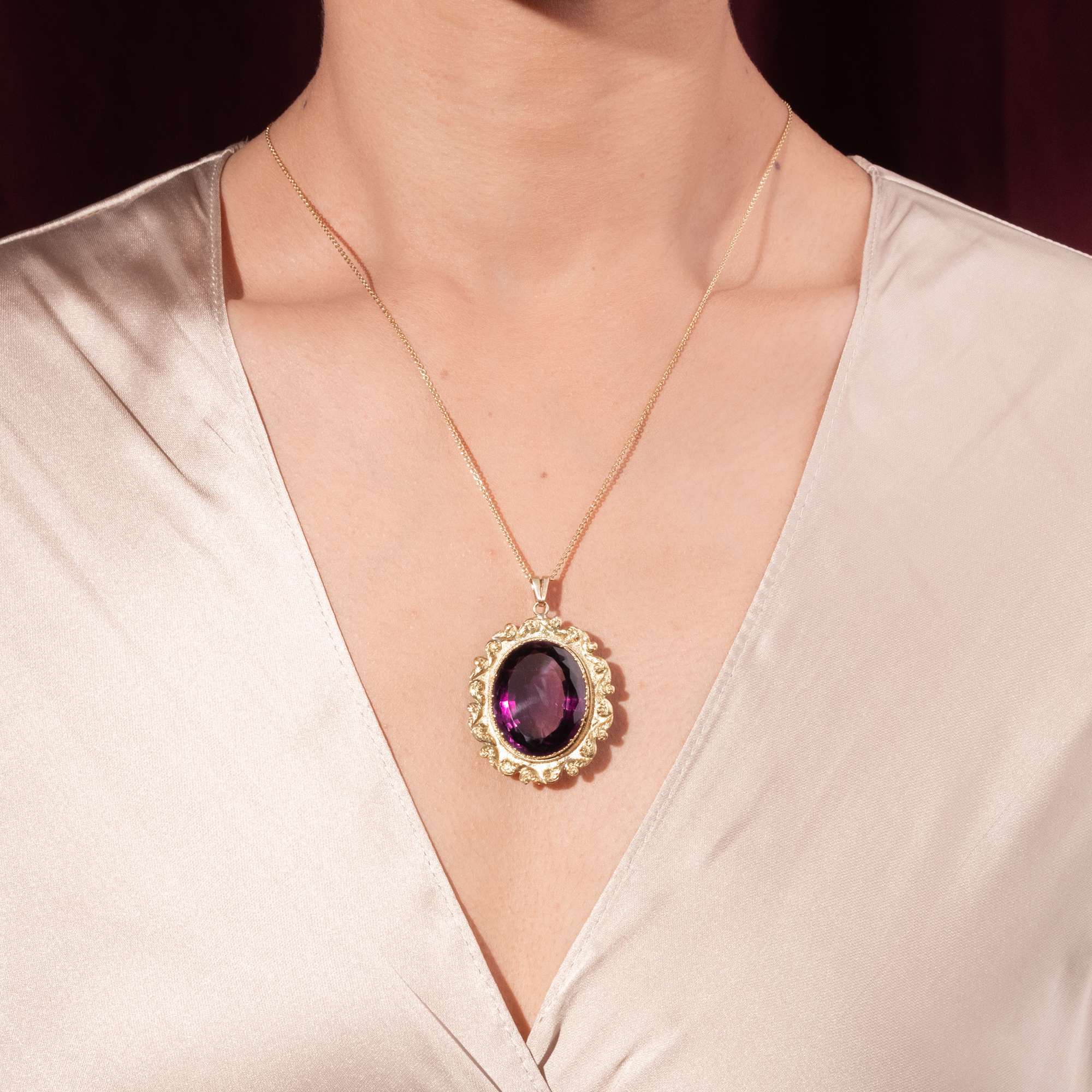 626861-hofer-antikschmuck-Grosser-Anhaenger-mit-Amethyst-in-Gold-England-um-1880-und-spaeter-Der-Duft-von-Lavendel