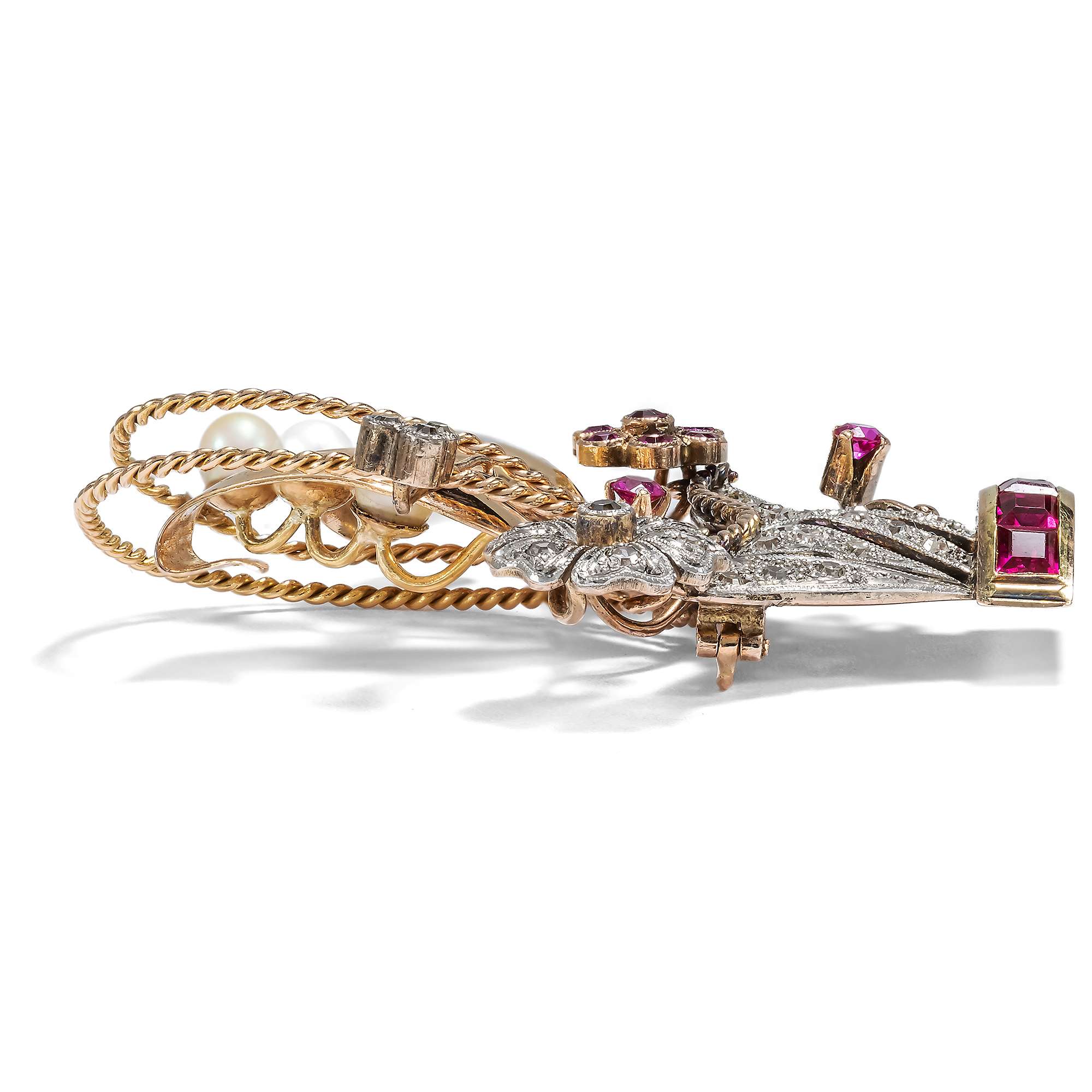 627184-hofer-antikschmuck-Eleganter-Blumenkorb-mit-Perlen-Diamanten-und-synthetischen-Rubinen-in-Gold-um-1940-Sorgenfreie-Blueten